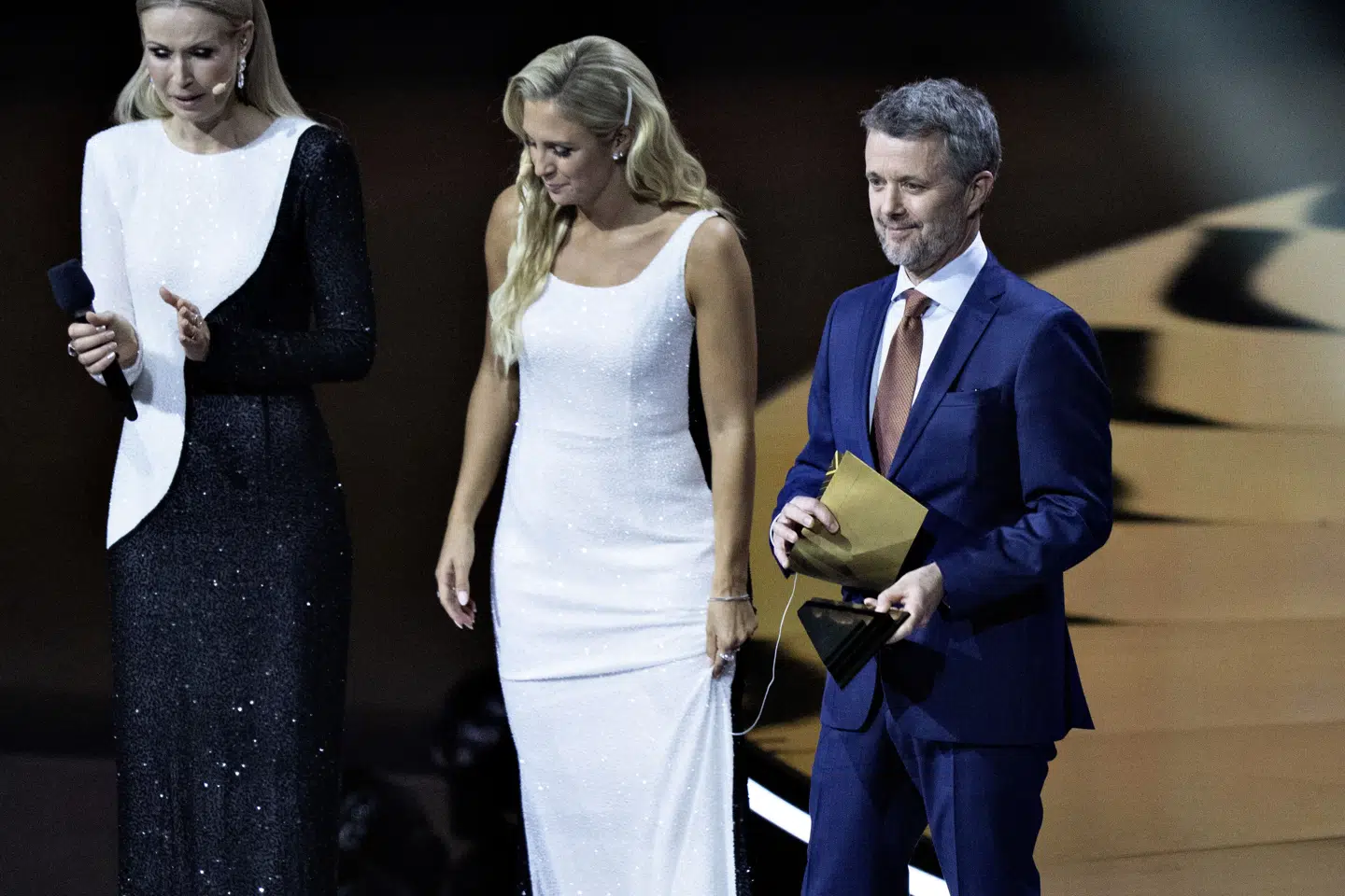 Josefine Høgh og Tina Müller præsenterede til Sport 2024 kong Frederik, der kunne overrække prisen som Årets Sportsnavn til badmintonstjernen Viktor Axelsen. (Arkivfoto).