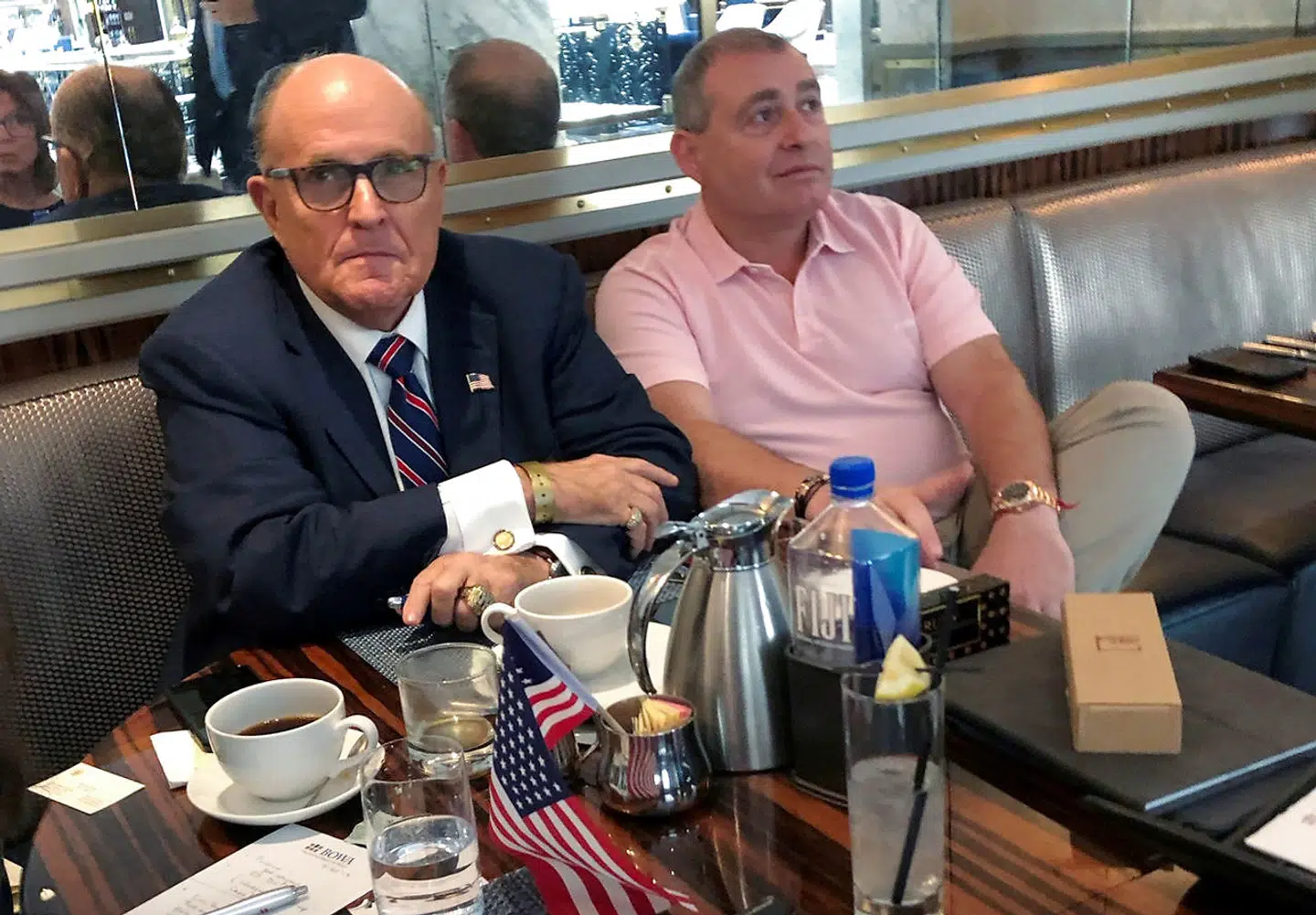 Donald Trumps personlige advokat, Rudy Giuliani (tv), ville formentlig ønske, at dette billede ikke eksisterede. Det er fra september i år, og her drak han kaffe på Trump International Hotel i Washington sammen med den amerikansk-ukrainske forretningsmand Lev Parnas. Denne er nu fængslet for korruption i den såkaldte »Trump-Ukrainesag,« hvor Giuliani også bliver efterforsket.