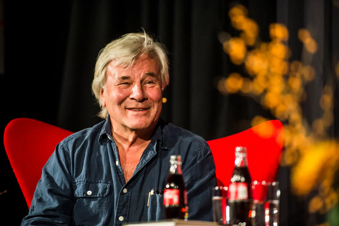 Udfald mod en truet journalist har indbragt den svenske krimiforfatter Jan Guillou stærk kritik.