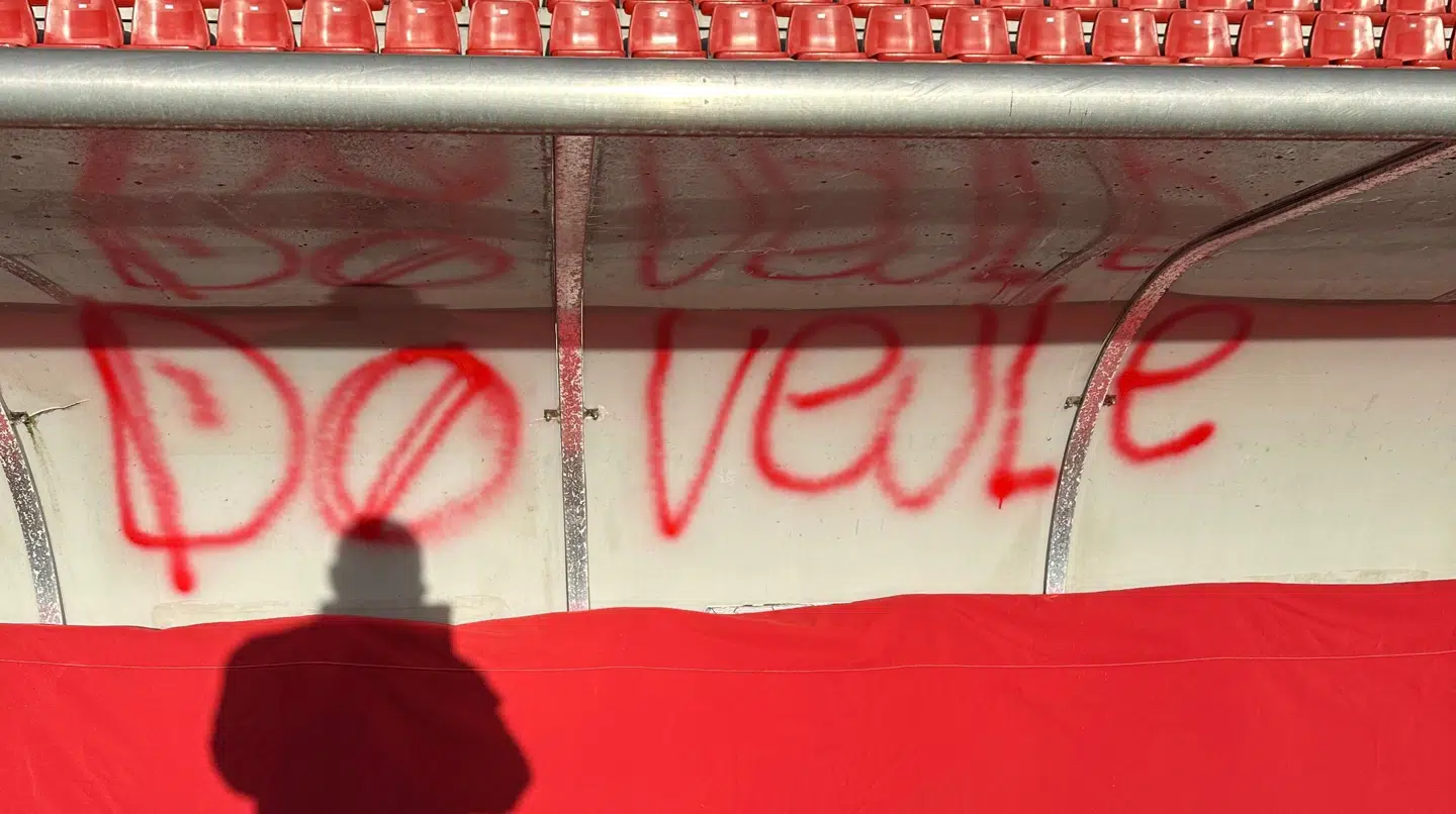 Også udskiftningsbænkene blev plastret til i grimme budskaber.