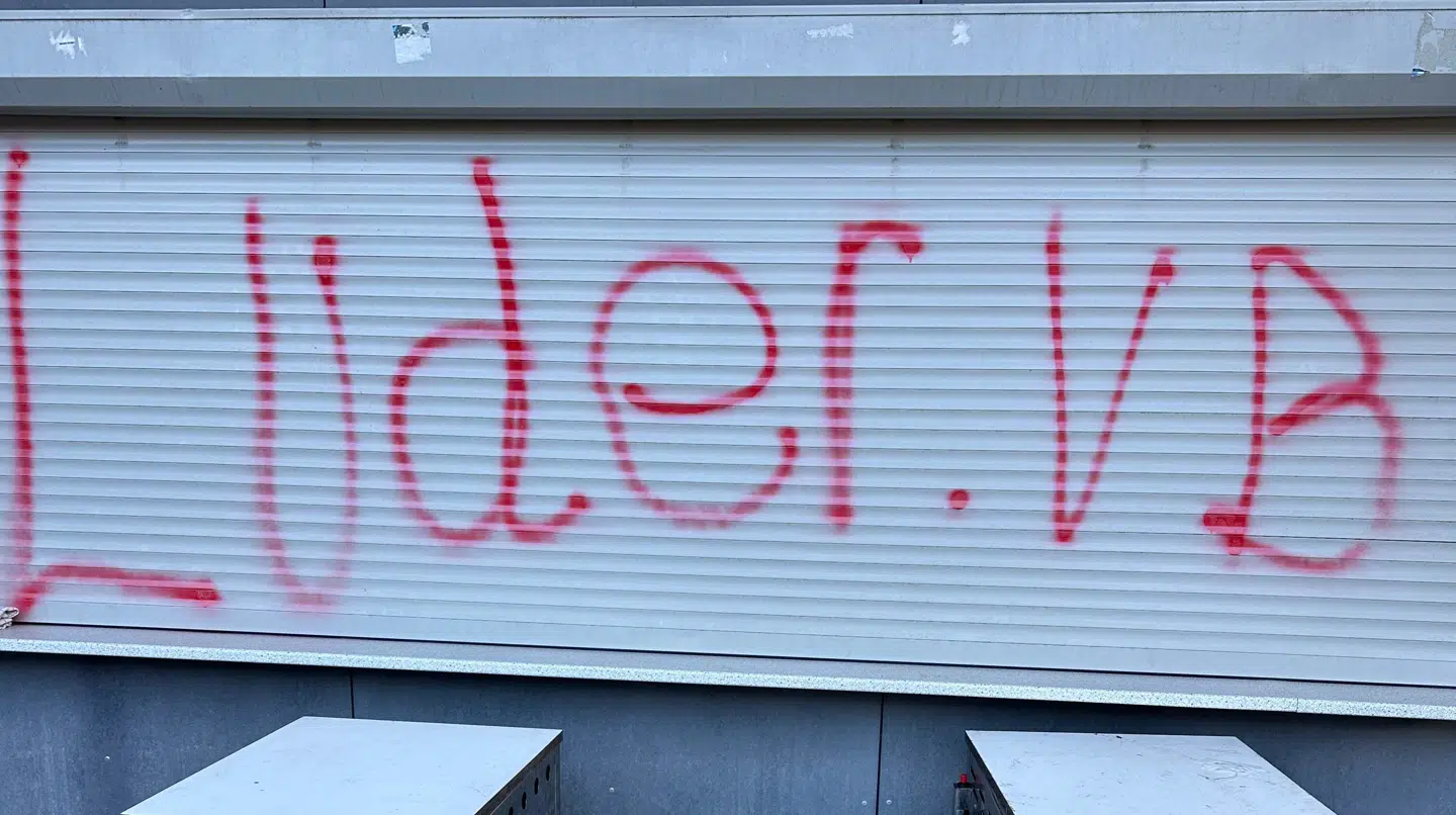 Hærværket gik blandt andet ud over en madbod, hvor teksten 'Luder VB' pryder facaden.