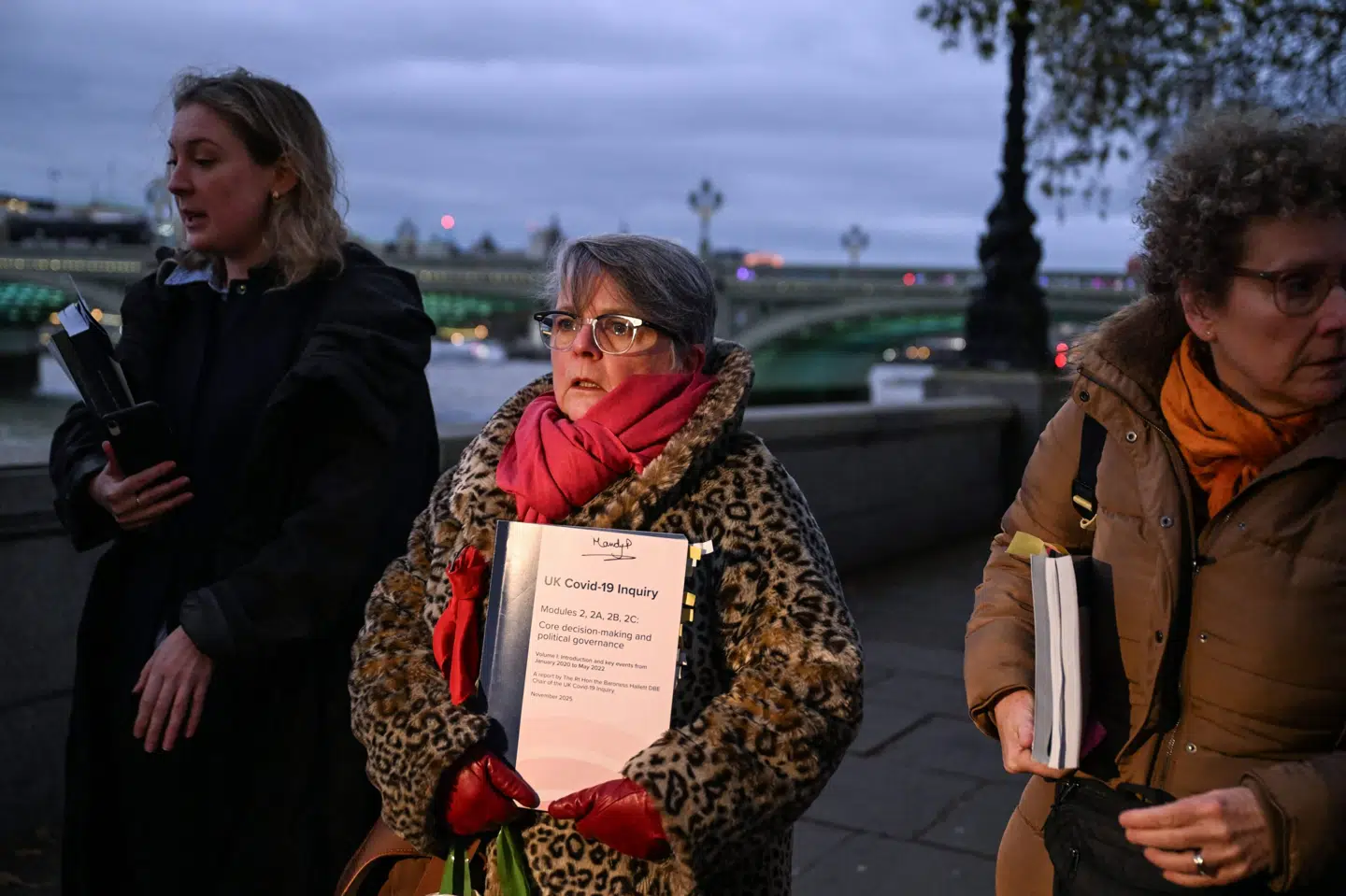 Pårørende, som mistede venner eller familie til covid-19, var torsdag mødt op i London ved en national mindemur for dem, der døde under pandemien. Det gjorde de i anledning af en ny rapport fra landets covid-kommission, som konkluderer, at der blev gjort "for lidt for sent".