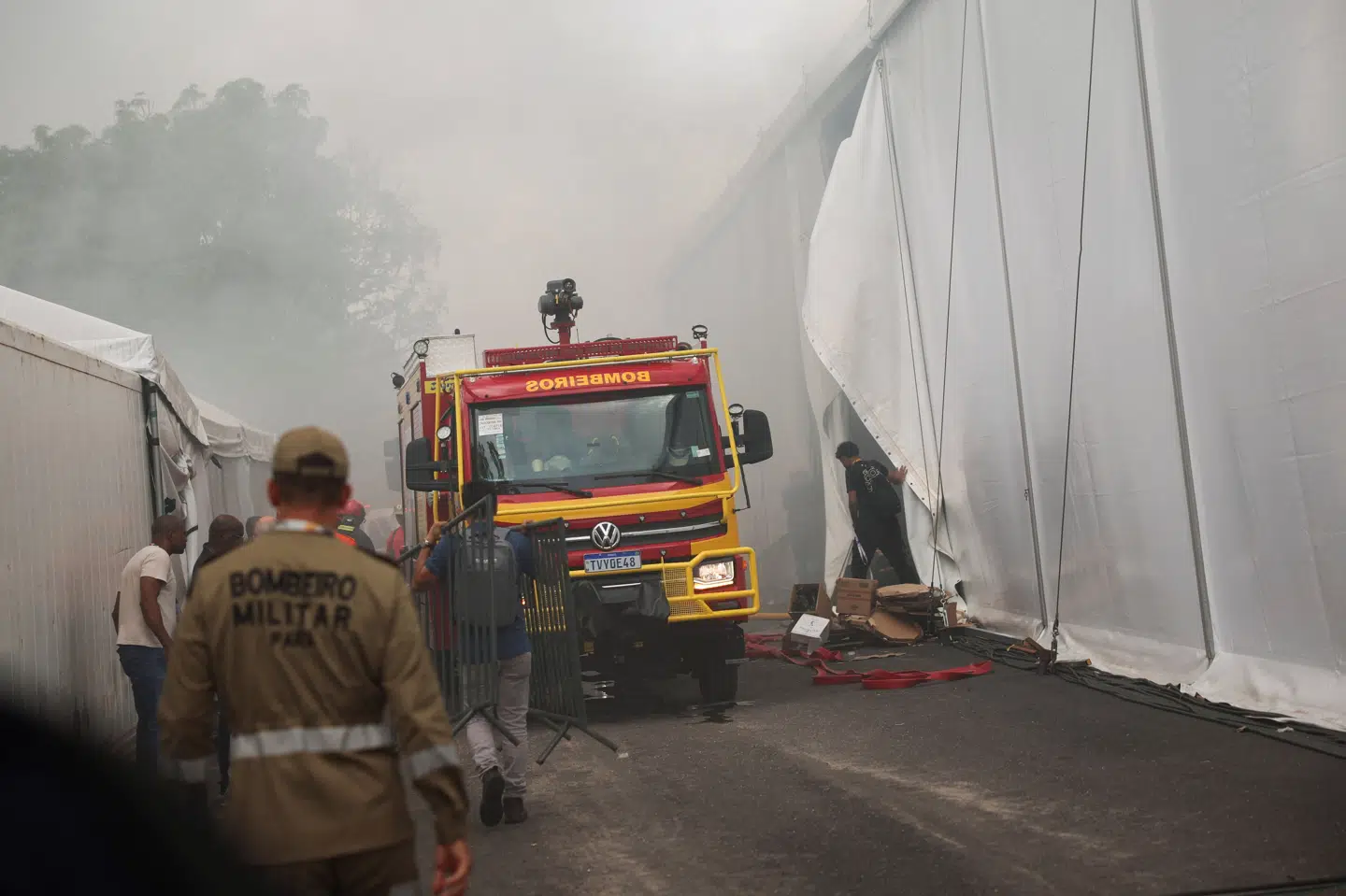En brandbil holdt parkeret ved siden af telte på klimatopmødet COP30 i Belém i Brasilien torsdag, hvor en brand brød ud i et telt. Røg kunne ses stige op i baggrunden. Brandvæsenet var til stede, og mange deltagere blev evakueret.