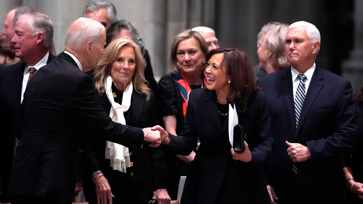 Både Kamala Harris, Joe Biden og Mike Pence var til stede ved den tidligere vicepræsident, Dick Cheneys, begravelse torsdag. Men hverken den aktuelle præsident. Donald Trump, eller vicepræsident, J.D. Vance var inviteret, meddeler Det Hvide Hus.