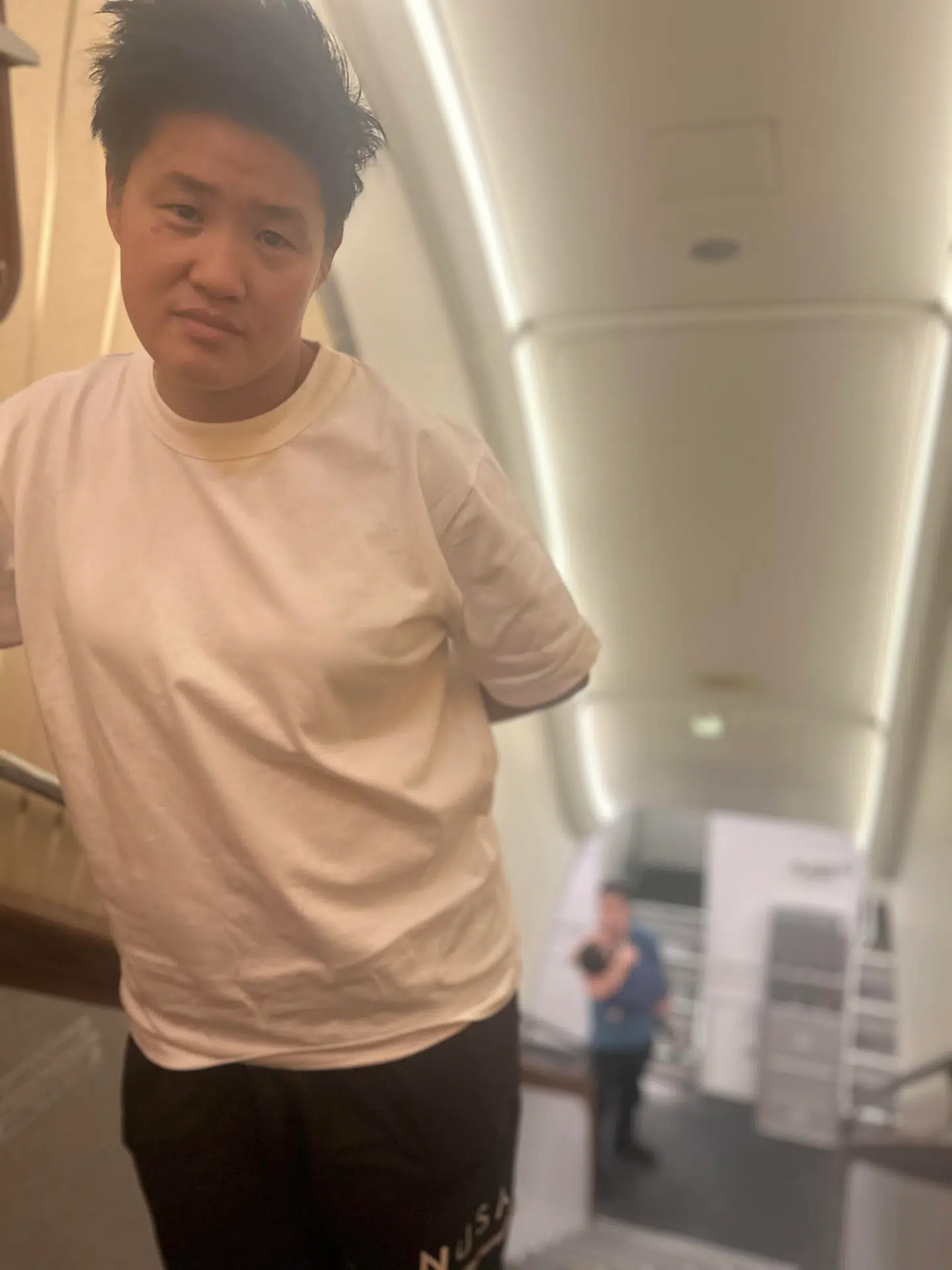 Folk får strakt benene på gangen i Emirates-flyet. Hvor der i øvrigt ikke bliver åbnet nogle døre.