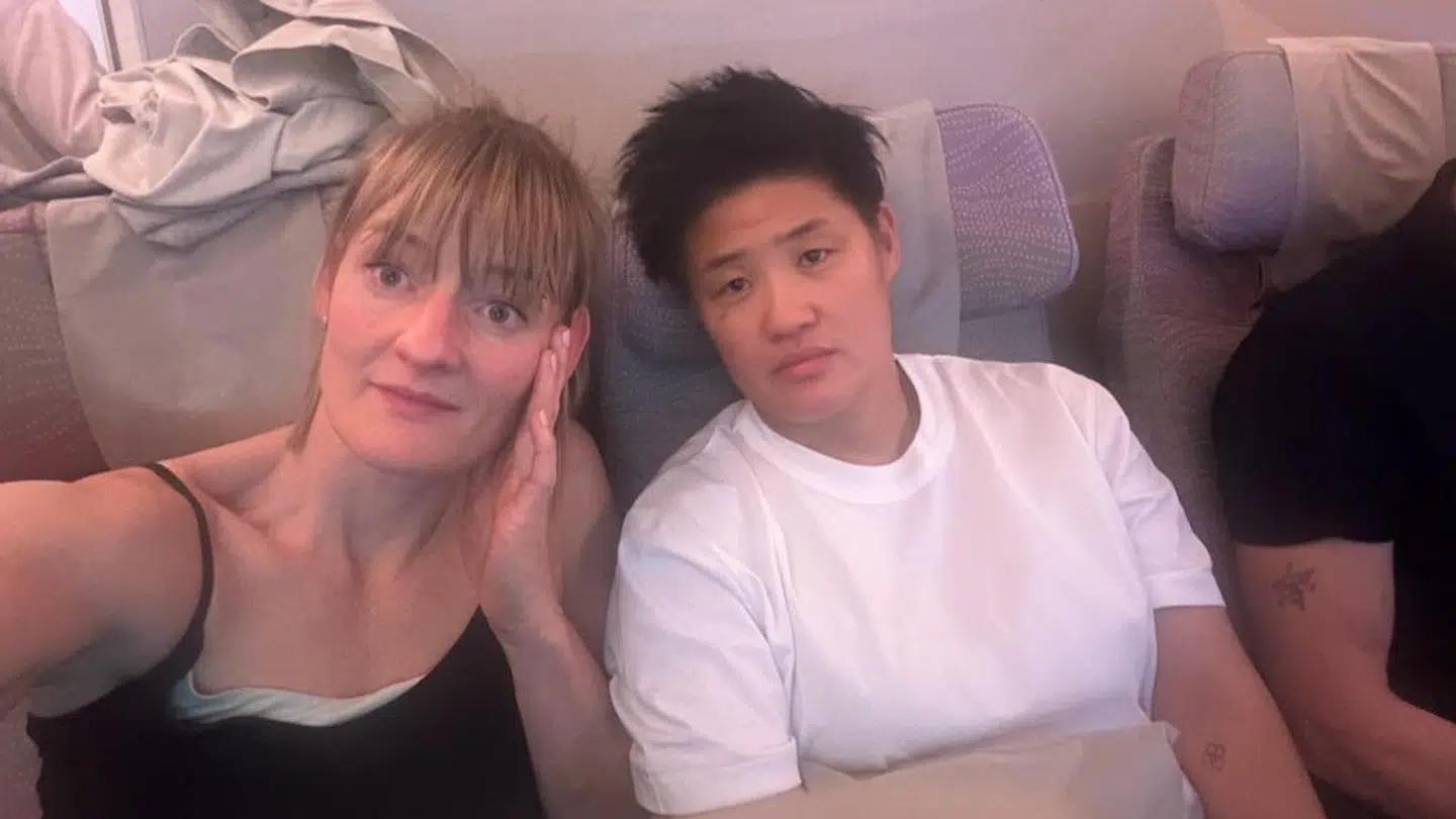 Turen til Dubai har udviklet sig til noget af et rejsemareridt for Mette og Camilla (th.)