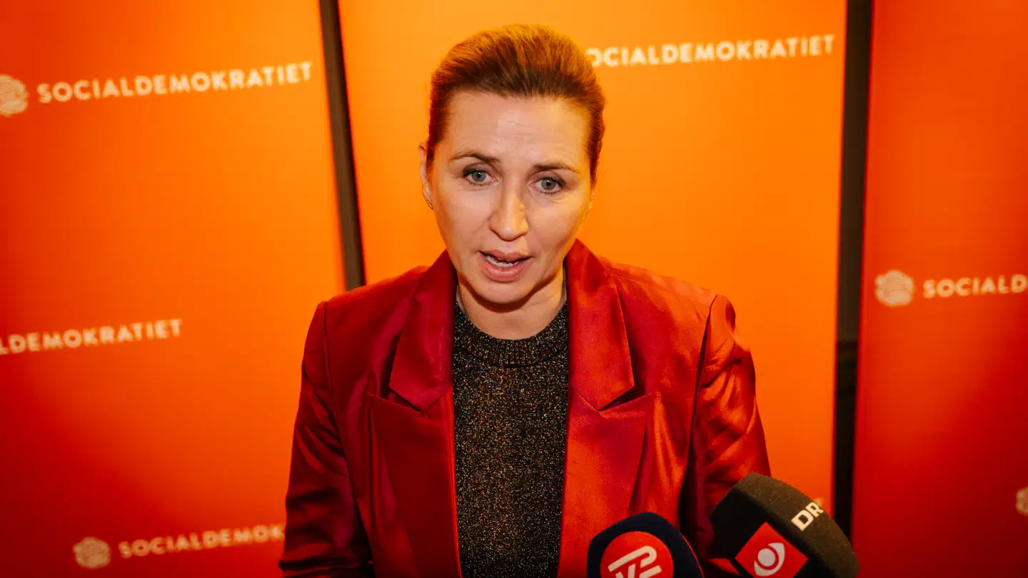 Statsminister Mette Frederiksen er bekymret over, at danskerne tilsyneladende straffer Socialdemokraterne for de høje forsvarsbudgetter. (Arkivfoto)