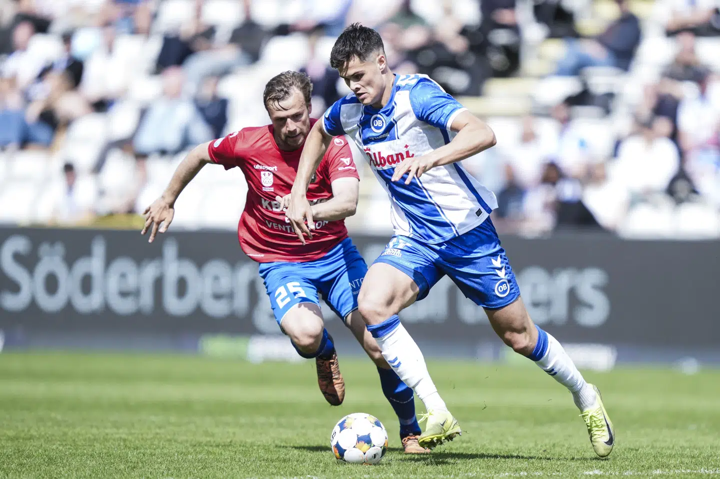 Malte Kiilerich (i rødt) og holdkammeraterne fra Hvidovre fandt til allersidst et sejrsmål i det nordjyske. (Arkivfoto).