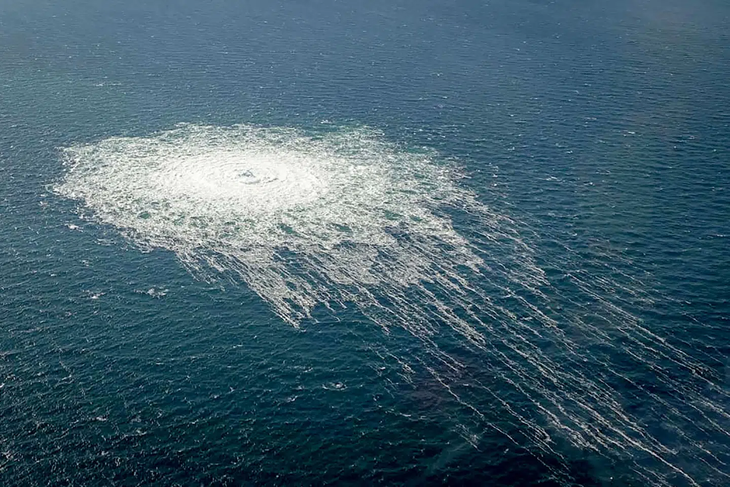 En mistænkt ventes at blive bragt til fængsel i Hamburg i sagen om sabotage på de to gasledninger Nord Stream 1 og 2 ved Bornholm i september 2022. Her ses gassen strømme op til havoverfladen fra de ødelagte rørledninger. (Arkivfoto).
