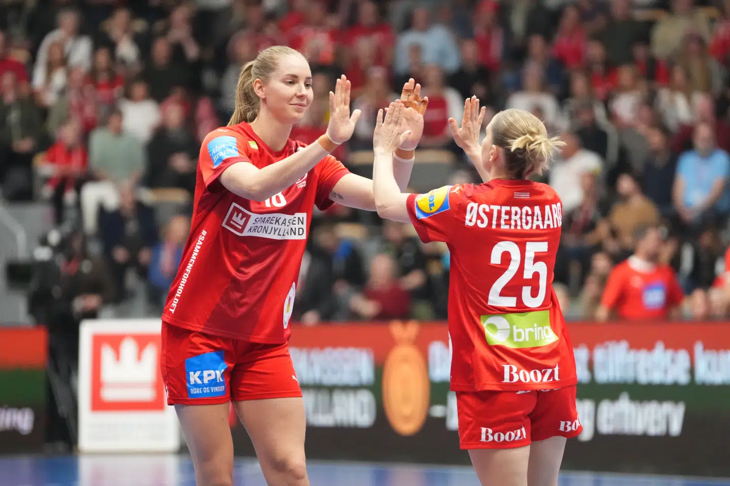 Mette Tranborg (til venstre) måtte udgå med en skade i testkampen mod Sverige, som Danmark alligevel vandt overlegent.