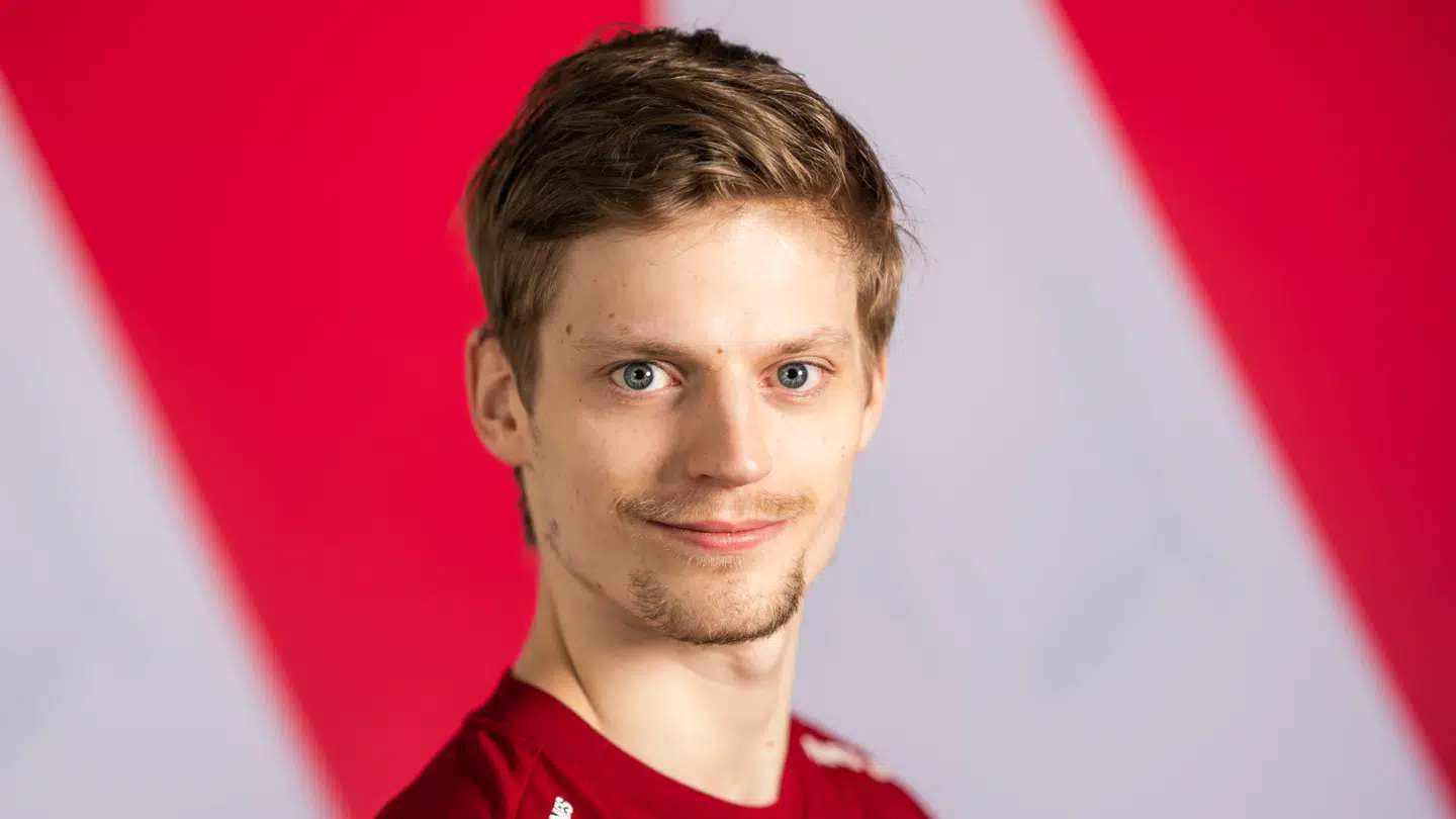 Anders Lind går i en story på Instagram i kødet på det internationale bordtennisforbund.