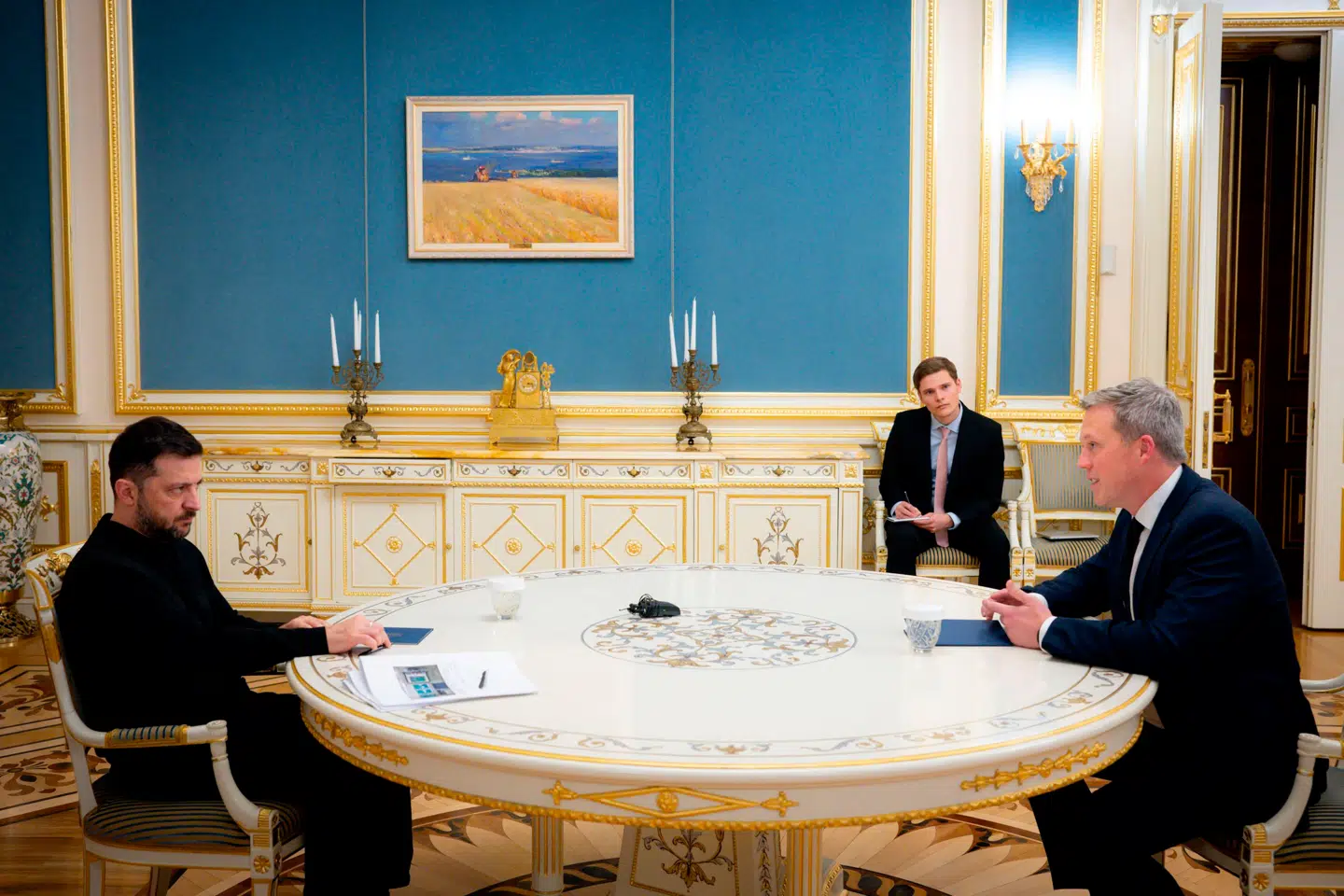 Zelenskyj mødtes torsdag med en amerikansk delegation fra Pentagon. Senere blev det bekræftet, at han har modtaget en fredsplan fra USA.