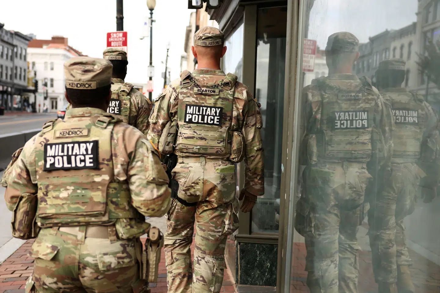 Militærpoliti ses på patrulje på en gade i nabolaget Georgetown i USA's forbundshovedstad, Washington D.C., den 29. oktober i år. (Arkivfoto).