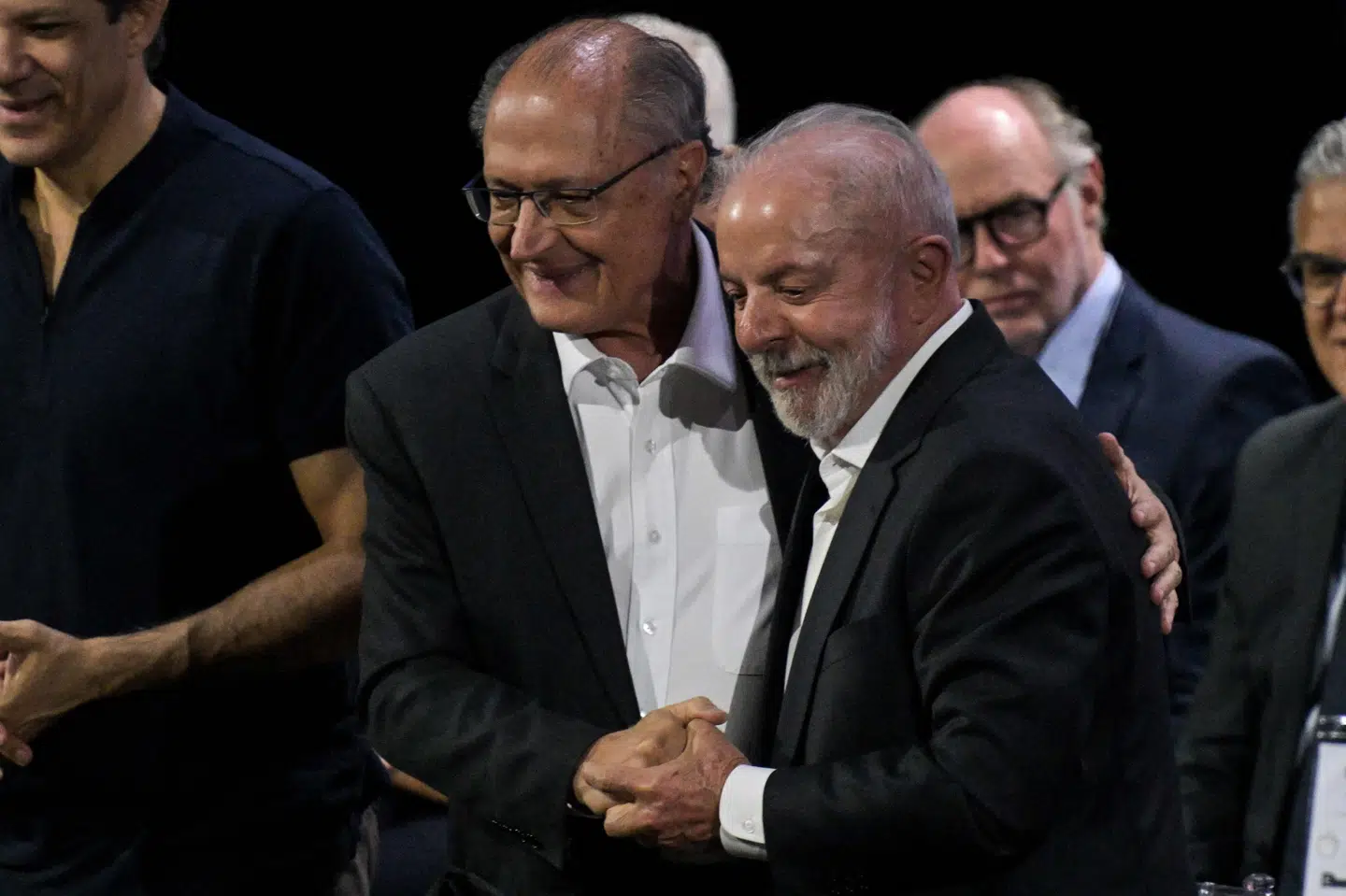 Brasiliens præsident, Luiz Inácio Lula da Silva (til højre), har fremlagt et udkast til en klimaaftale på COP30, der foregår i den brasilianske by Belém. Men mere end 30 lande er imod forslaget.