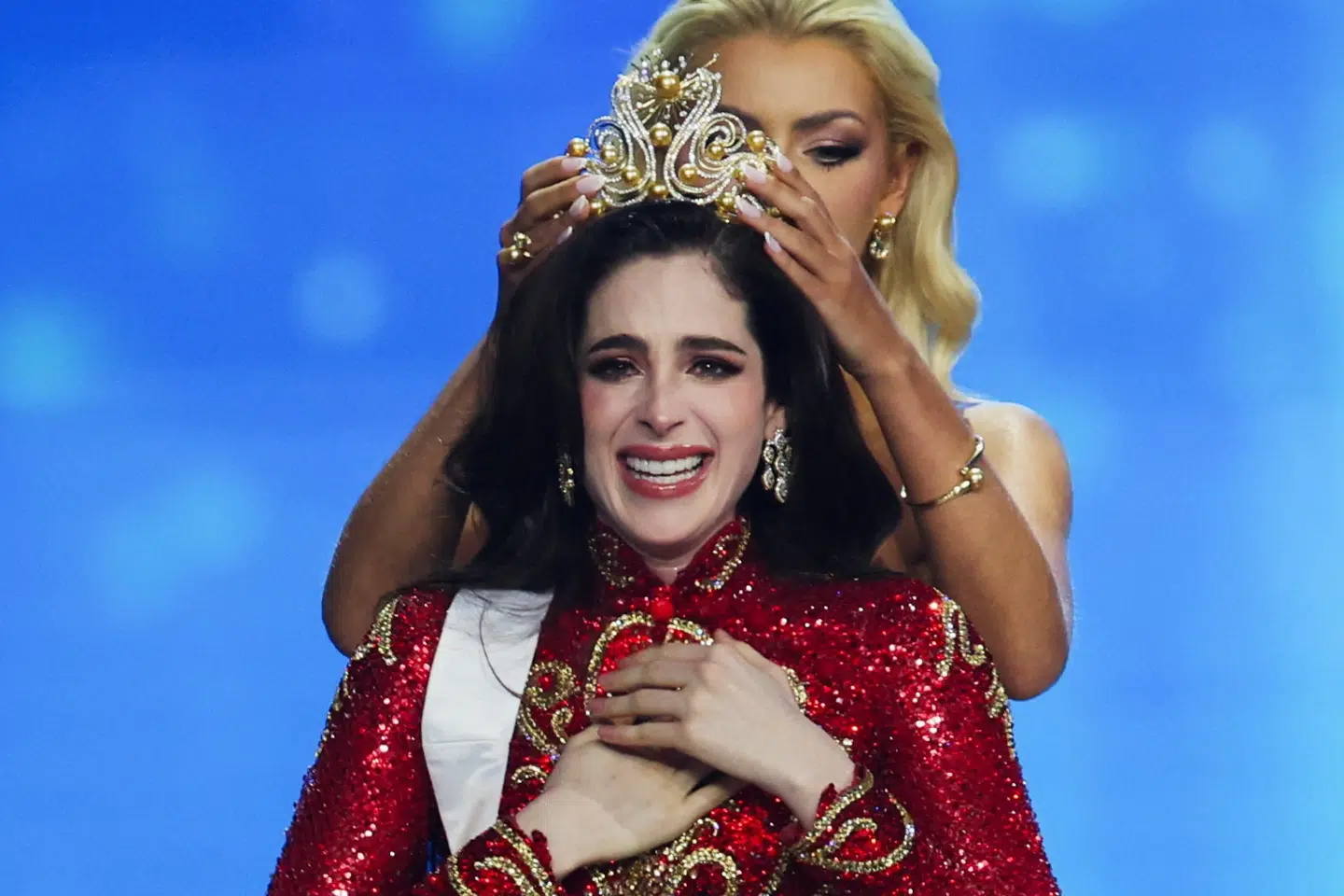 Miss Mexico, Fatima Bosch, blev kronet af sidste års vinder af Miss Universe, danske Victoria Kjær Theilvig.