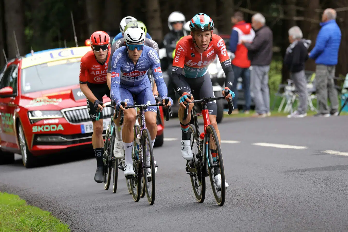 Jonas Gregaard (forrest) gjorde sig mest bemærket som etapeløbsrytter. Her ses han i Critérium du Dauphiné i 2024. (Arkivfoto).