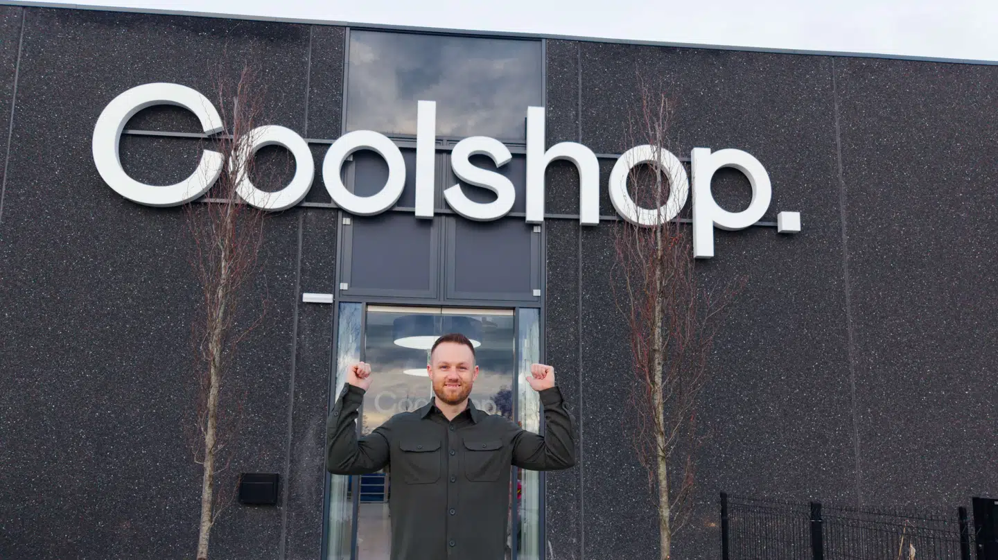 Her ses Søren Skipper, Store Manager, i den nye fysiske butik.