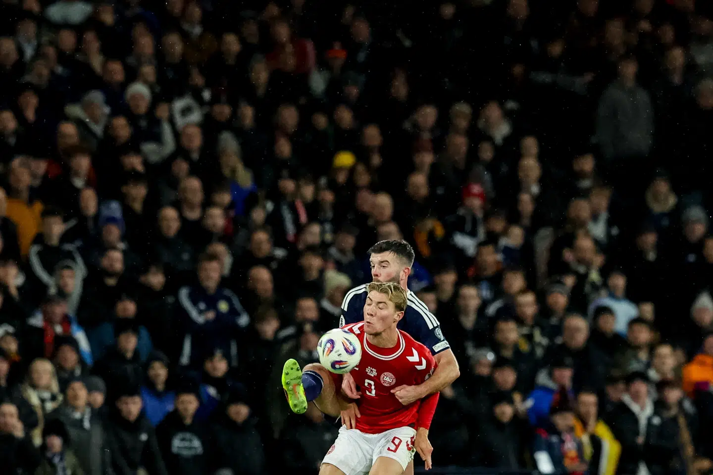Danske Rasmus Højlund i nærkamp under tirsdagens landskamp mod Skotland.