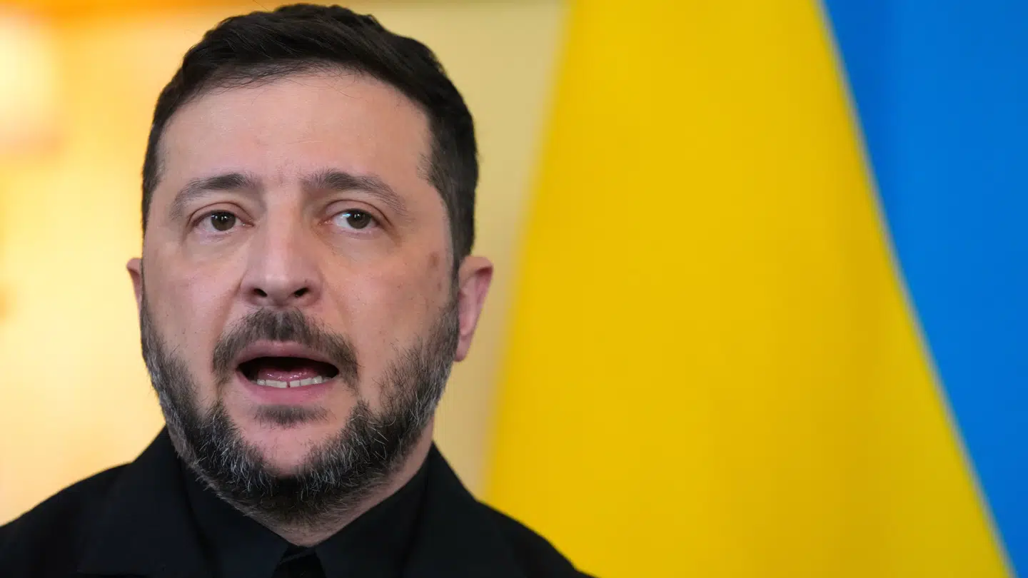 Ukraines Volodymyr Zelenskyj må gruble gevaldigt over den fredsplan, han har fået lagt på sit bord.