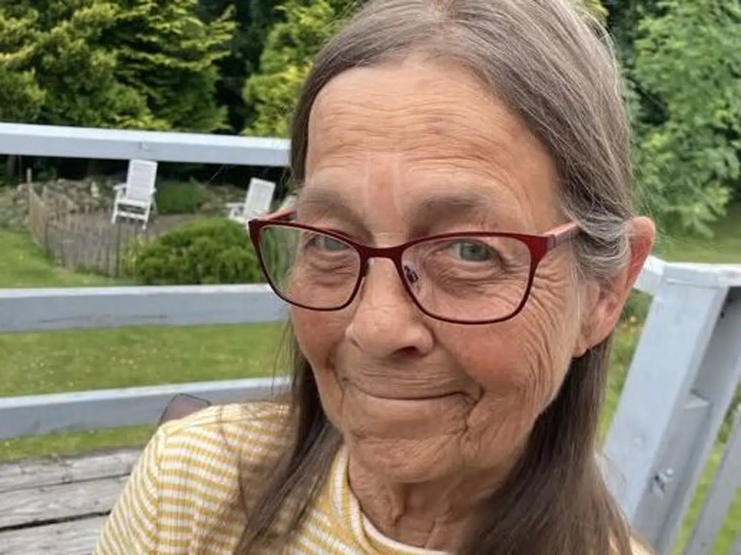 Hanne efterlod ifølge politiet sit hjem iført en hvid jakke, grå striktrøje og grågrønne bukser.