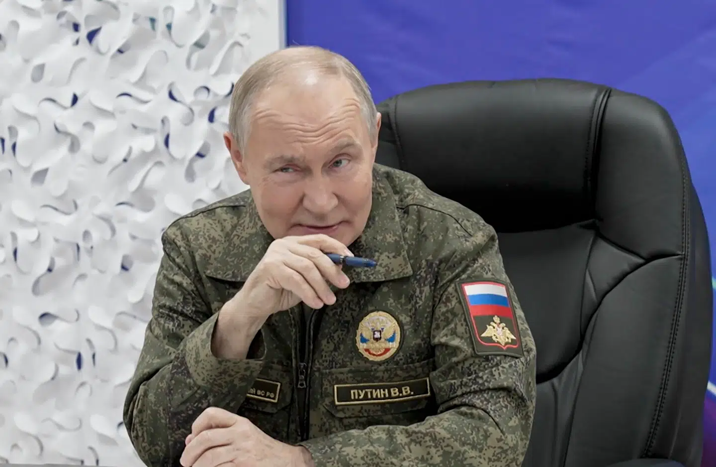 Akademikerpension har opdaget, at Putin er fjenden. I juni skrottede pensionsgiganten delvis eksklusionen af europæiske våbenaktier. Nu hopper pensionskassen med i en kapitalfond målrettet forsvarsindustrien. Præsident Vladimir Putin taler til sine soldater 20. november 2020.