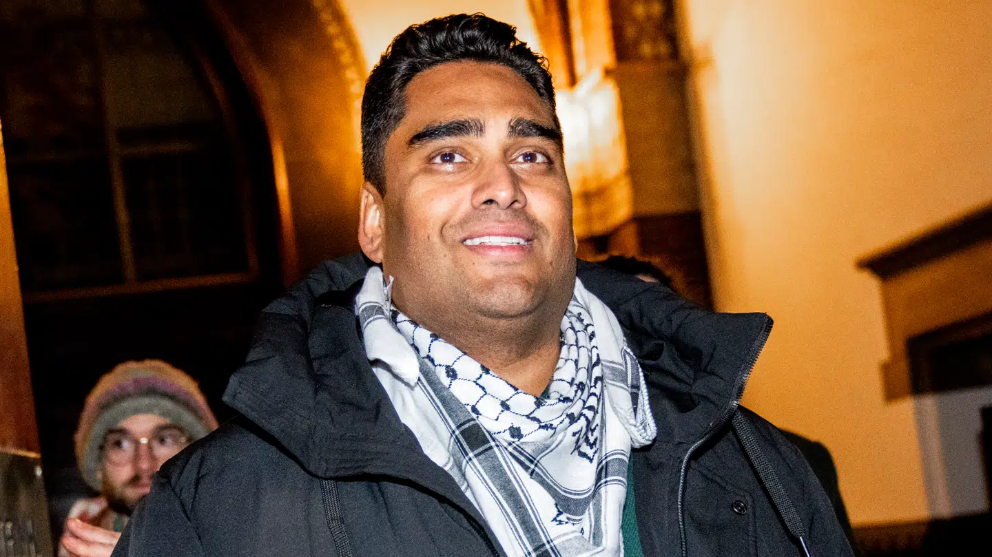 Sikandar Siddique (Frie Grønne) ankommer til Københavns Rådhus iført det karakteristiske Palæstina-tørklæde.