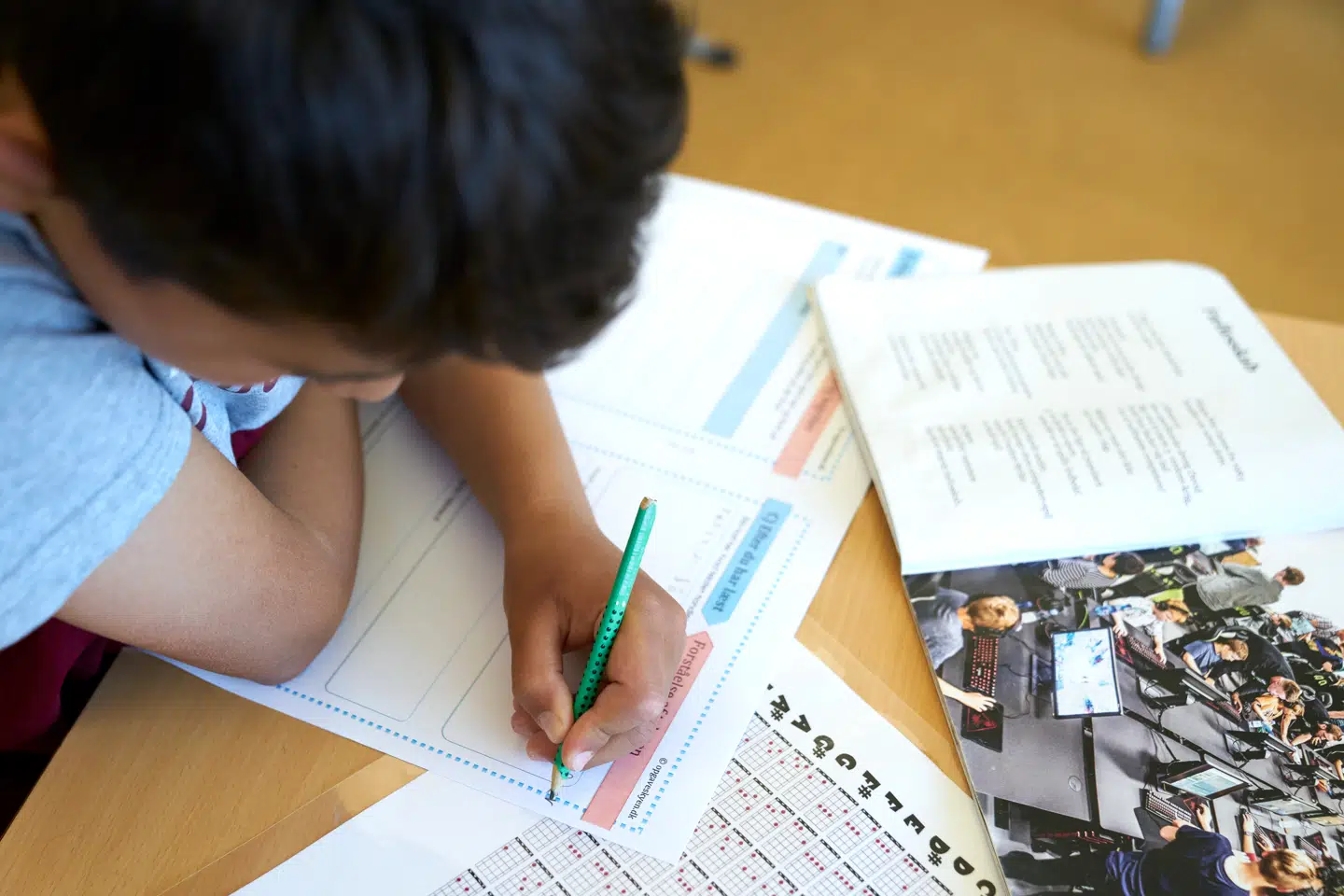 »Mange klarer sig fint i livet som ufaglært, men en uddannelse er afgørende for innovation og økonomisk udvikling samt fundamentet for demokrati og sammenhængskraft,« skriver Ane Qvortrup, der er professor i almendidaktik og leder af Center for Gymnasie- og erhvervsuddannelsesforskning, og Mads Eriksen Storm, der er uddannelses- og forskningspolitisk chef i Dansk Erhverv. Arkivfoto: Signe Goldmann/Ritzau Scanpix