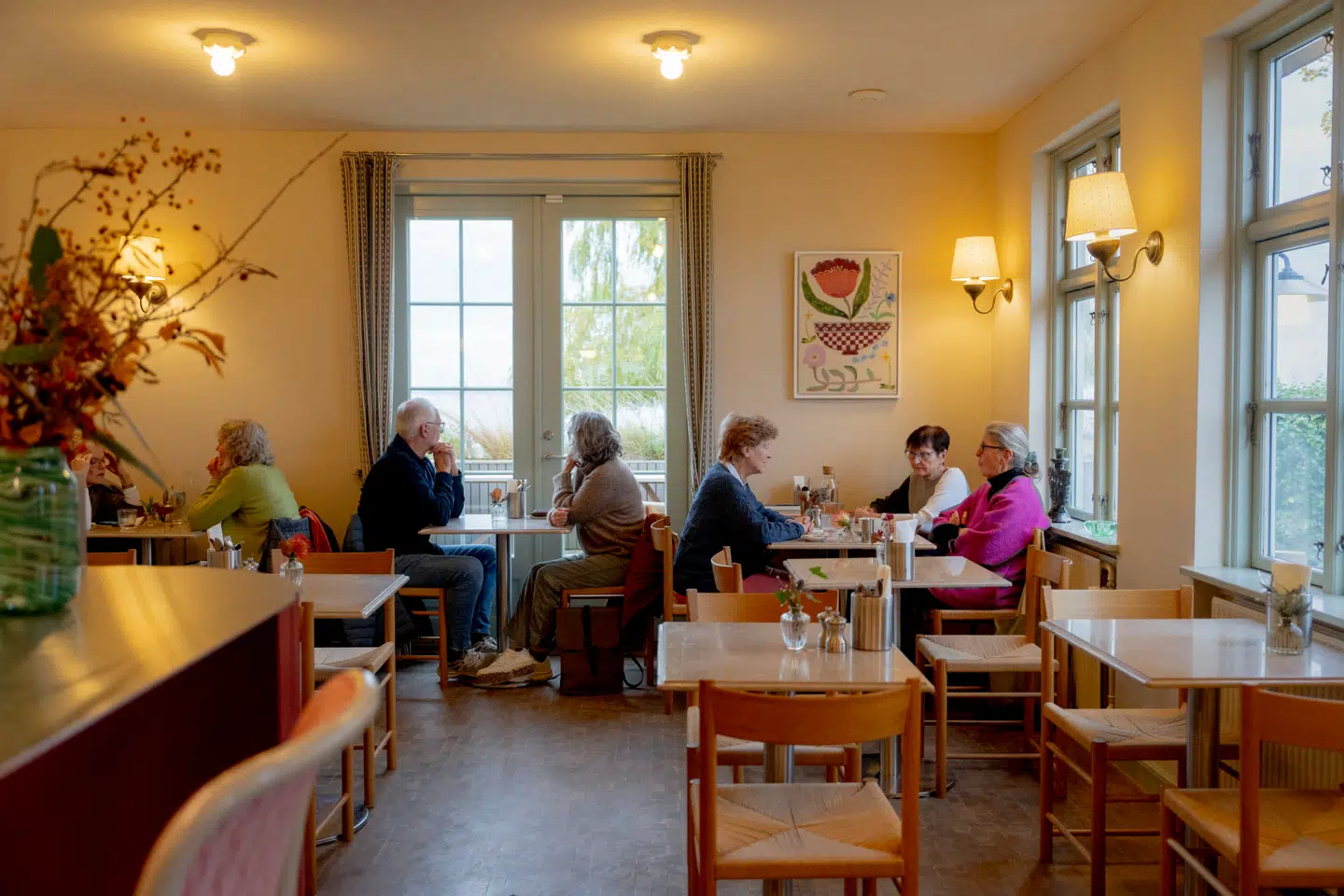 Der er hyggeligt og en herlig udsigt over Øresund på Café Søly i Vedbæk.