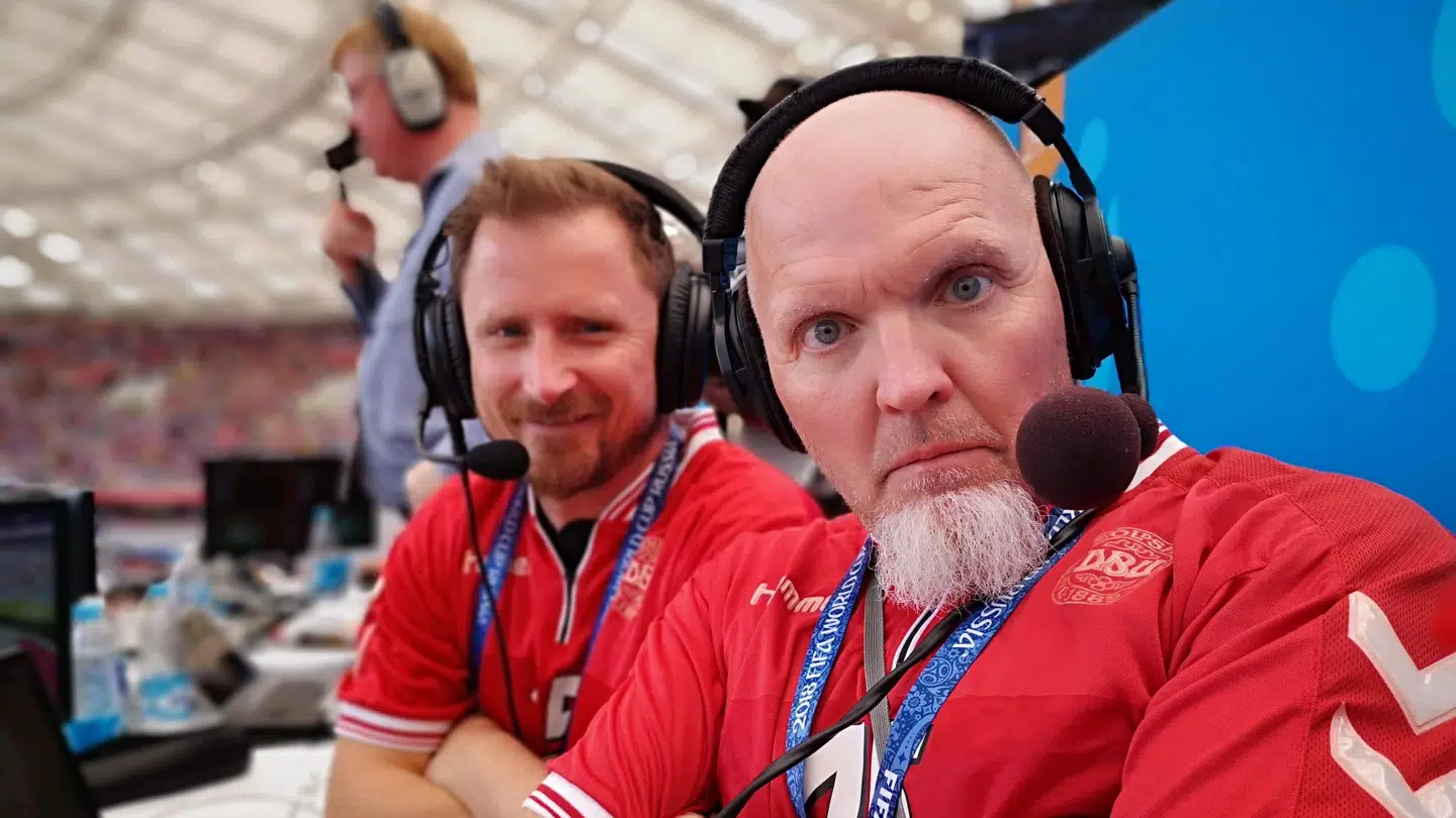 DR-profilen sammen med Kenneth Møller Pedersen under VM i fodbold i 2018.