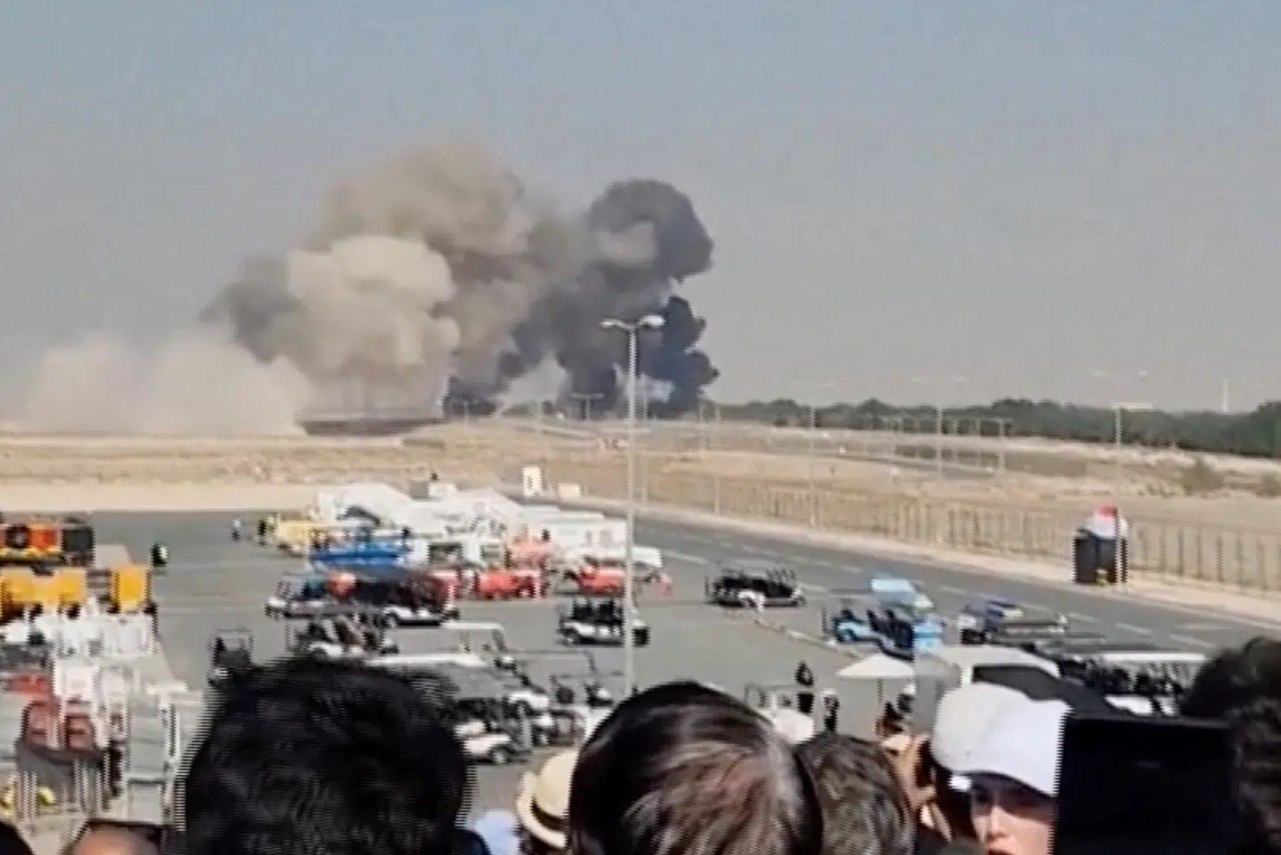 Røg stiger op efter et flystyrt på dette skærmbillede fra en video taget af et øjenvidne.