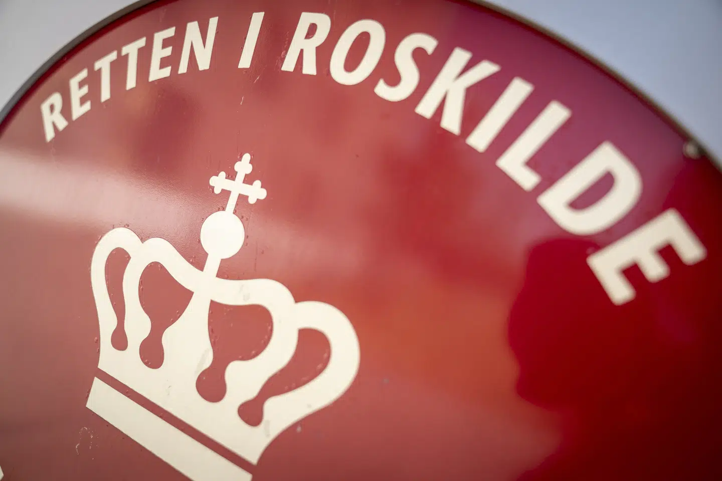 Retten i Roskilde har fredag afsagt en straksdom i en sag, hvor en kvinde blev truet med en pistollignende genstand til at hæve penge til en 31-årig mand. (Arkivfoto).