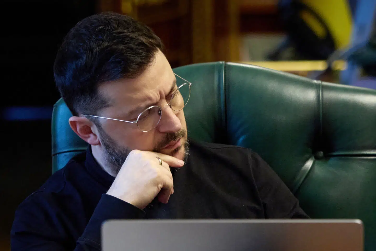 Præsident Volodymyr Zelenskyj ses under telefonopkald med europæiske ledere tidligere fredag.