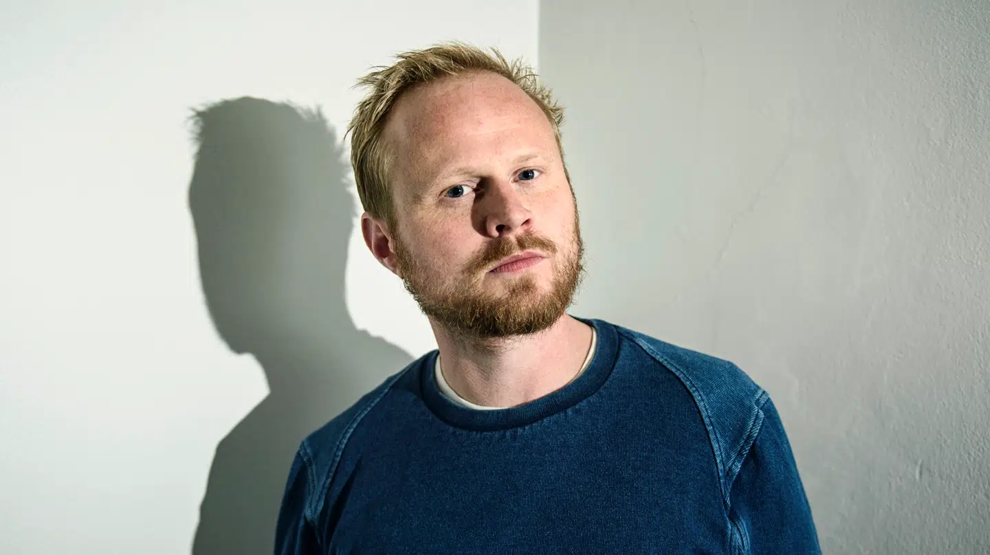 DR stoppede i september samarbejdet med 'Tæt på sandhedens' mangeårige vært Jonatan Spang. Dengang lød det, at satireprogrammets fremtid ikke var afklaret. Kort tid efter kom det frem, at Jonatan Spang var blevet fyret, da DR havde fået kendskab til, at en kvinde havde anklaget Spang for overgreb.