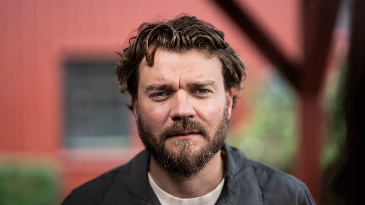 Pilou Asbæk fortæller i et nyt interview, at hans far, Jacob Asbæk, faldt om med hjertestop tidligere på året.