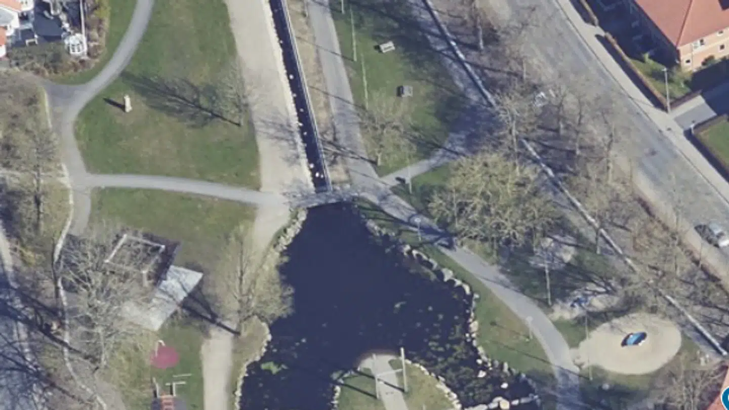 Lugten har snart i en uge spredt sig fra Aars Å og videre til søen i Aars Lystanlæg.