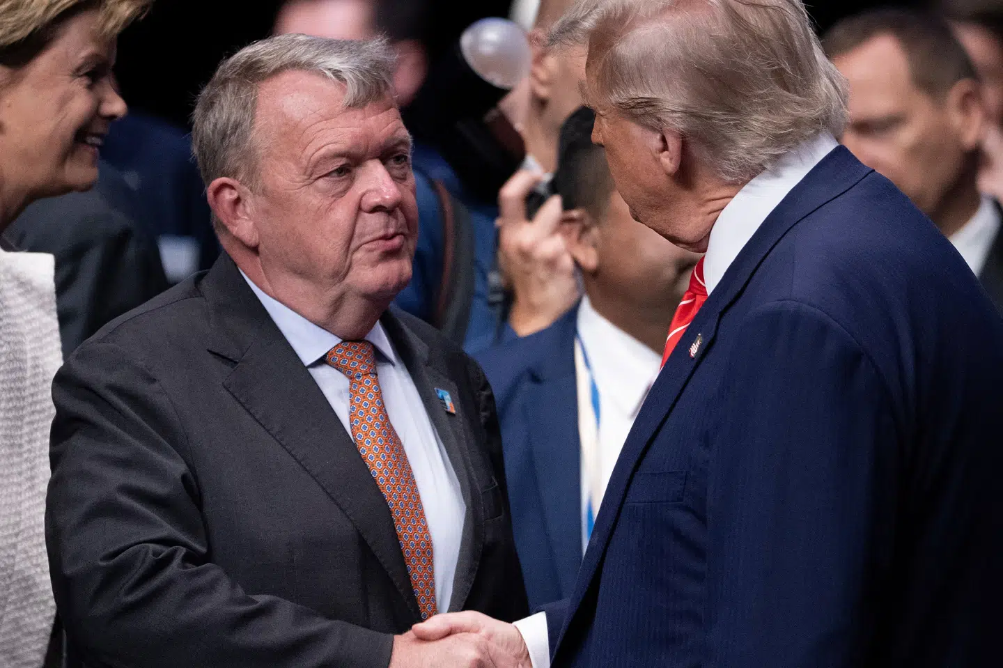 Udenrigsminister Lars Løkke Rasmussen (M) har mødt den amerikanske præsident Trump ved flere lejligheder som her i Holland i juni, hvor han giver hånd til præsidenten i forbindelse med forsvarsalliancen Natos topmøde i Haag. Fredag aften giver Løkke udtryk for, at han er utilfreds med, at Trump har præsenteret en fredsplan for Ukraine uden om Europa. (Arkivfoto).