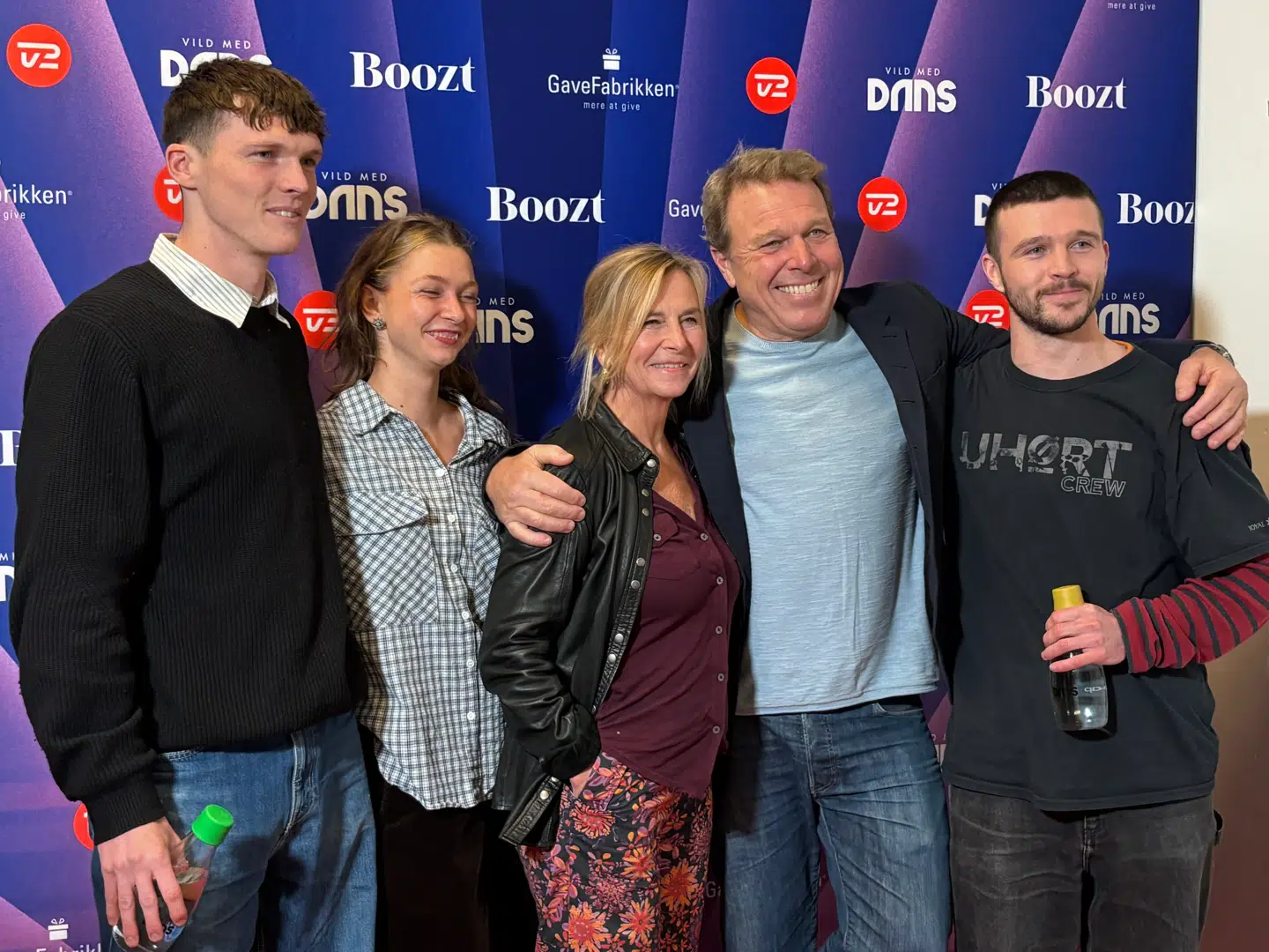 Mikkel Beha, Marian Midé og Alfred Midés forlovede Madeleine Boldsen. De blev på den røde løber flankeret af to deltagere fra 'Først til verdens ende'.