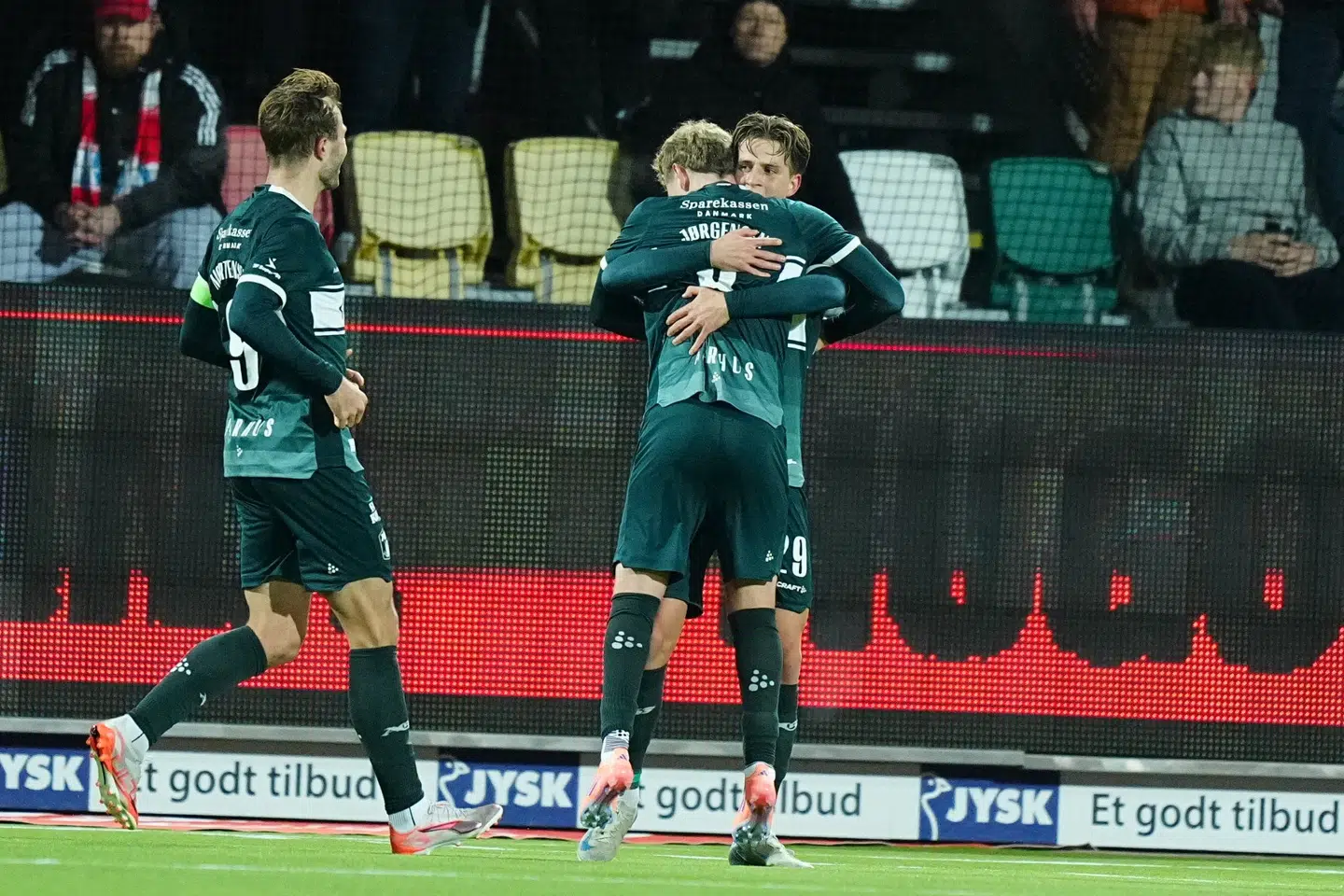 AGF's Rasmus Carstensen jubler med holdkammeraterne efter 1-0-målet mod sin tidligere klub Silkeborg.