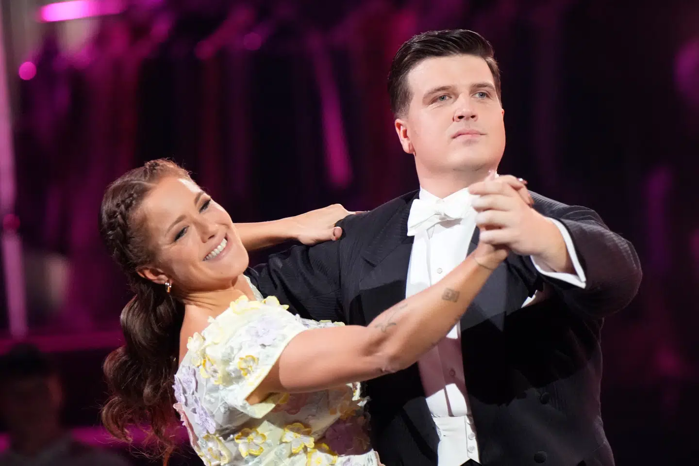 Camilla Dalsgaard og Alfred Midé skulle danse deres allerførste dans, en vals, i lyndans-runden. Og dommerne kvitterede med flotte point.