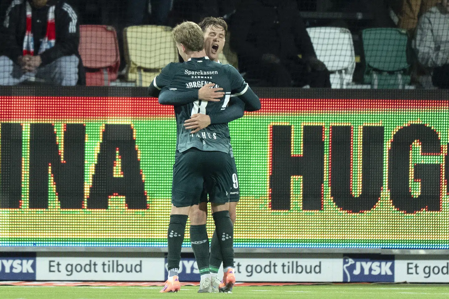 AGF's Rasmus Carstensen nåede lige at juble over sin 1-0-scoring mod Silkeborg, før han måtte ømme sig, efter at bolden ramte "de ædlere dele", siger han efter kampen.