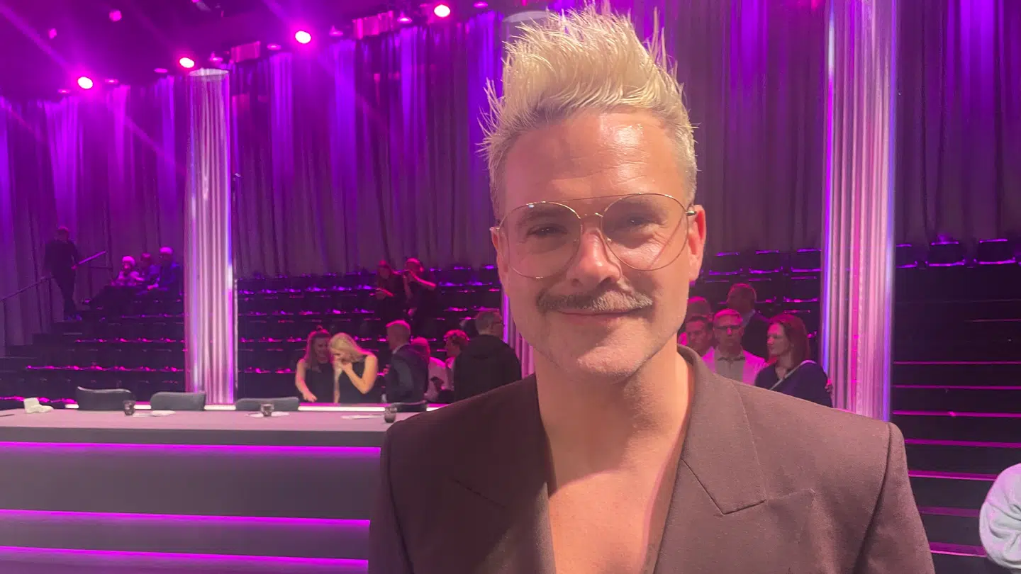 B.T. taler med Silas Holst efter hans gæstedommer-tjans i 'Vild med dans'-semifinalen. Foto: Lykke Buhl.