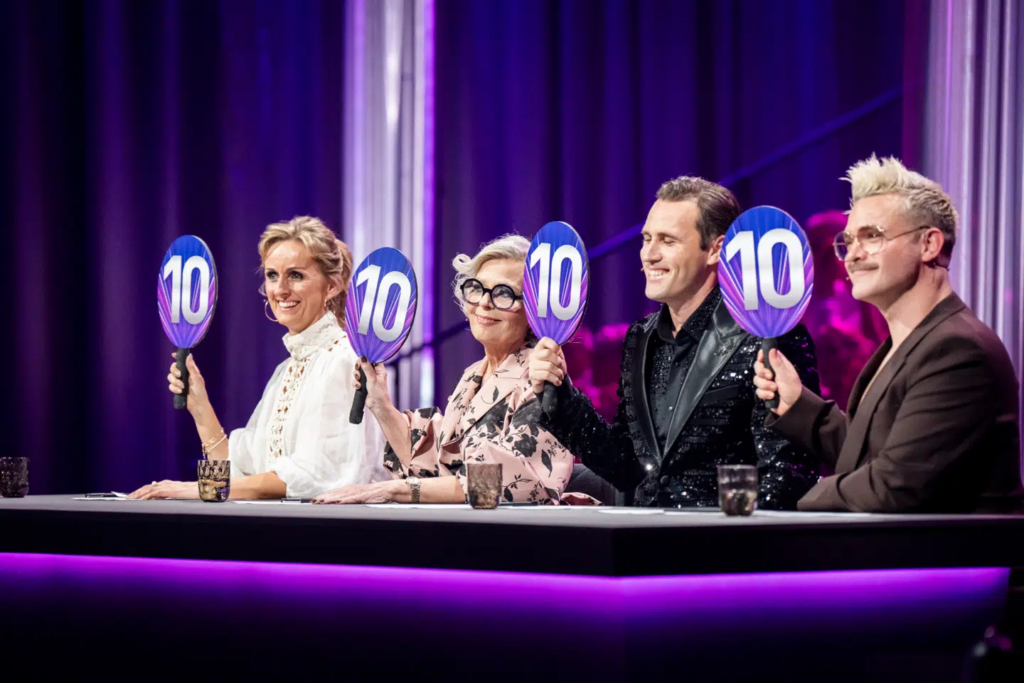 Dommerne Marianne Eihilt, Sonny Fredie Pedersen og Lene James Mikkelsen fik gæstedommer Silas Holst med i 'Vild med dans'-semifinalen, fredag den 21. november 2025.