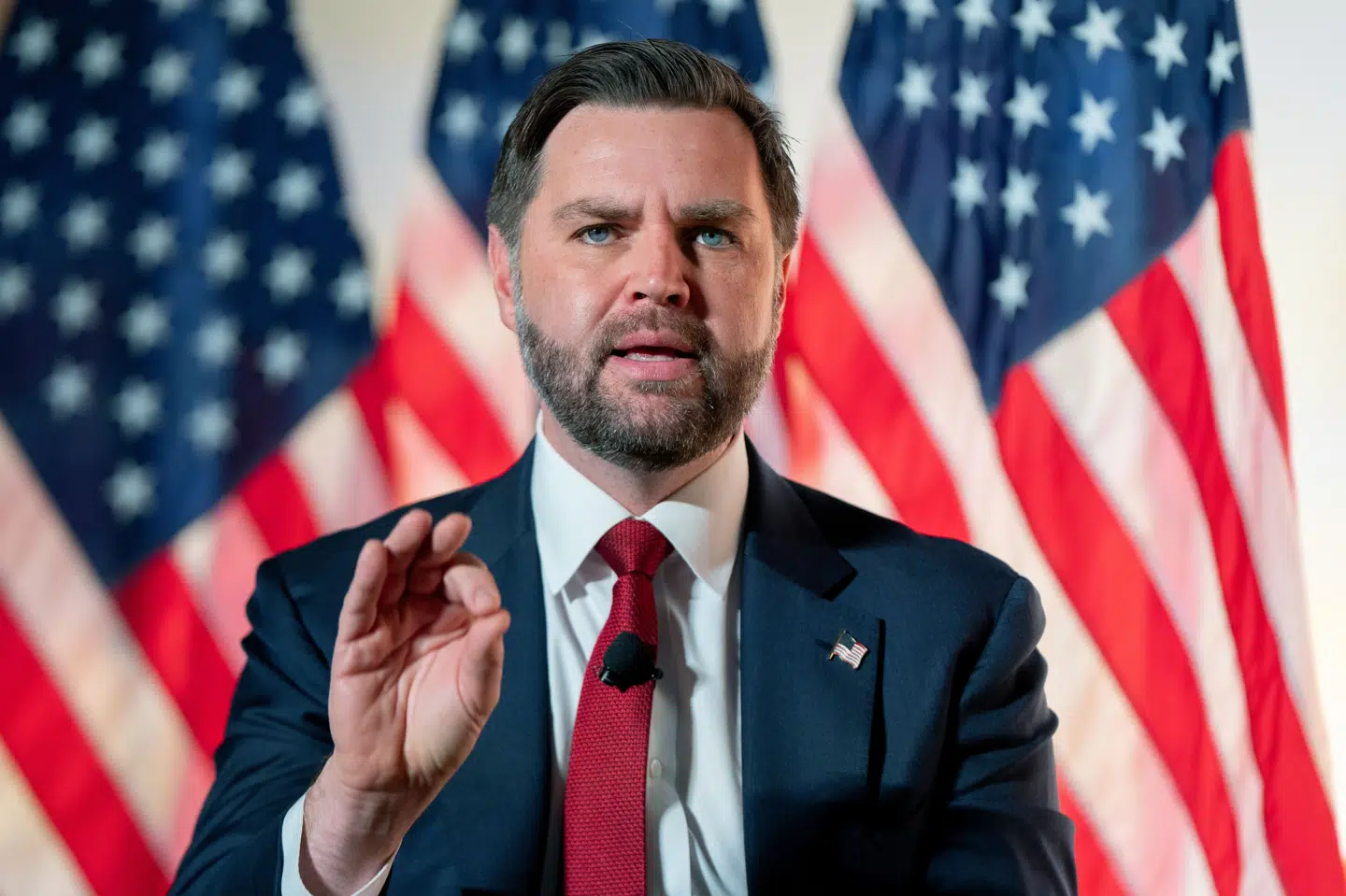 J.D. Vance understreger i opslag på X, at det ifølge ham er urealistisk at tro, at flere penge og våben kan sikre Ukraine en sejr i krigen. Donald Trump sagde fredag, at Ukraines præsident, Volodymyr Zelenskyj, kan blive nødt til at "kunne lide" amerikansk forslag til fredsplan. (Arkivfoto).