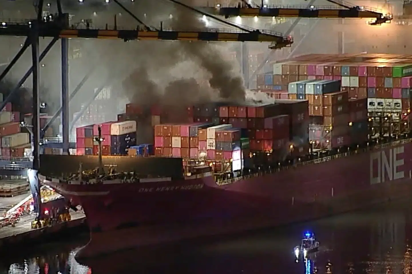 Der står røg op fra containerskibet, der er gået i brand i San Pedro-havnen i Los Angeles, viser tv-billeder fra tv-stationen ABC7.