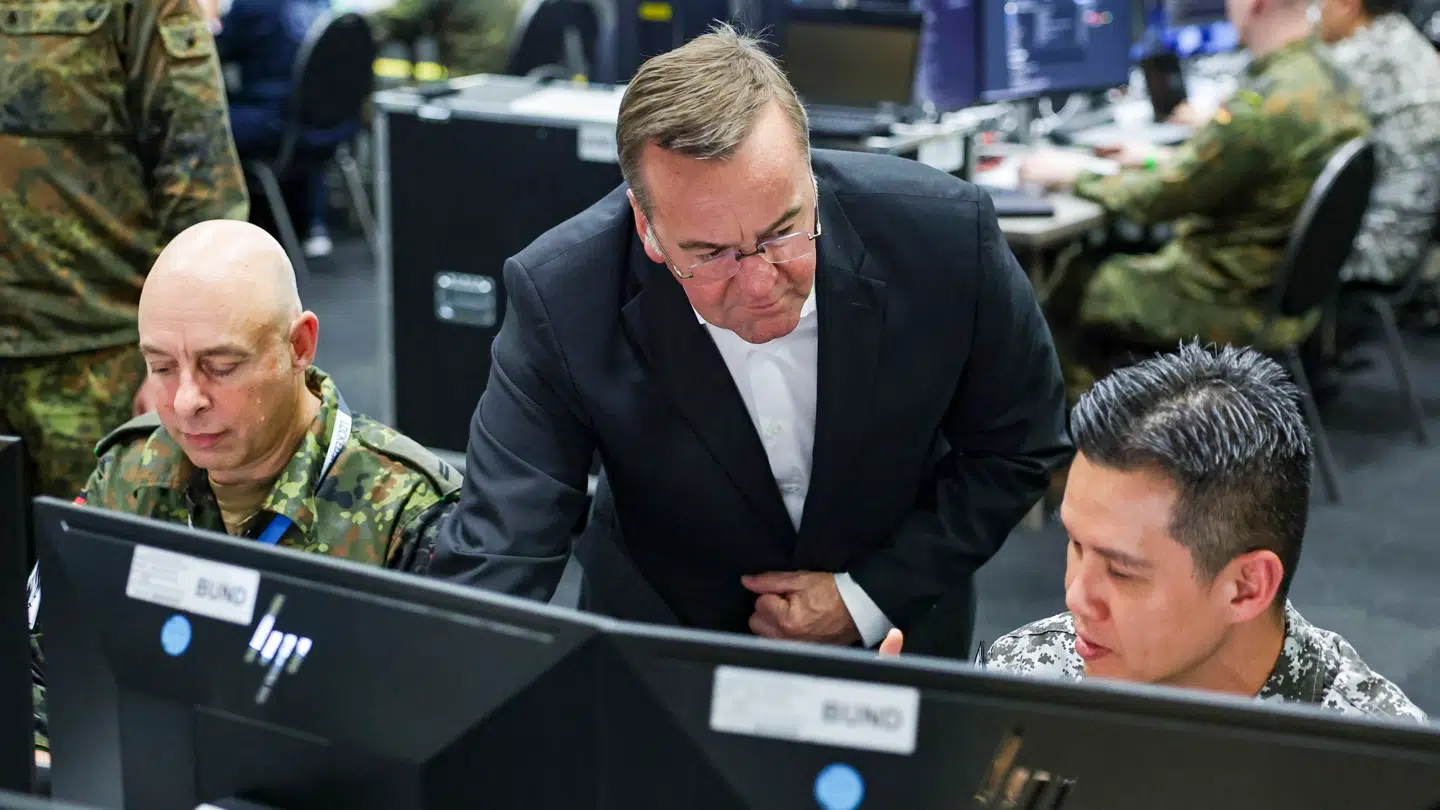 (Arkiv) Tysklands forsvarsminister, Boris Pistorius (ses i midten af billedet, red.), har udtalt, at en direkte krig kan bryde ud mellem Rusland og Nato senest i 2029.