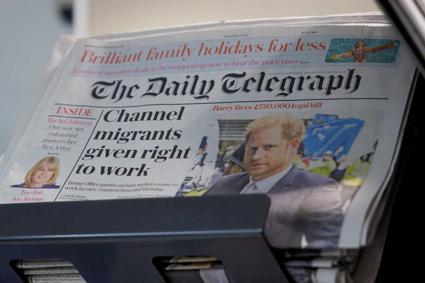 Den britiske avis Daily Telegraph står klar på hylderne en morgen i januar sidste år. Snart kan avisen få en ny ejer. (Arkivfoto).