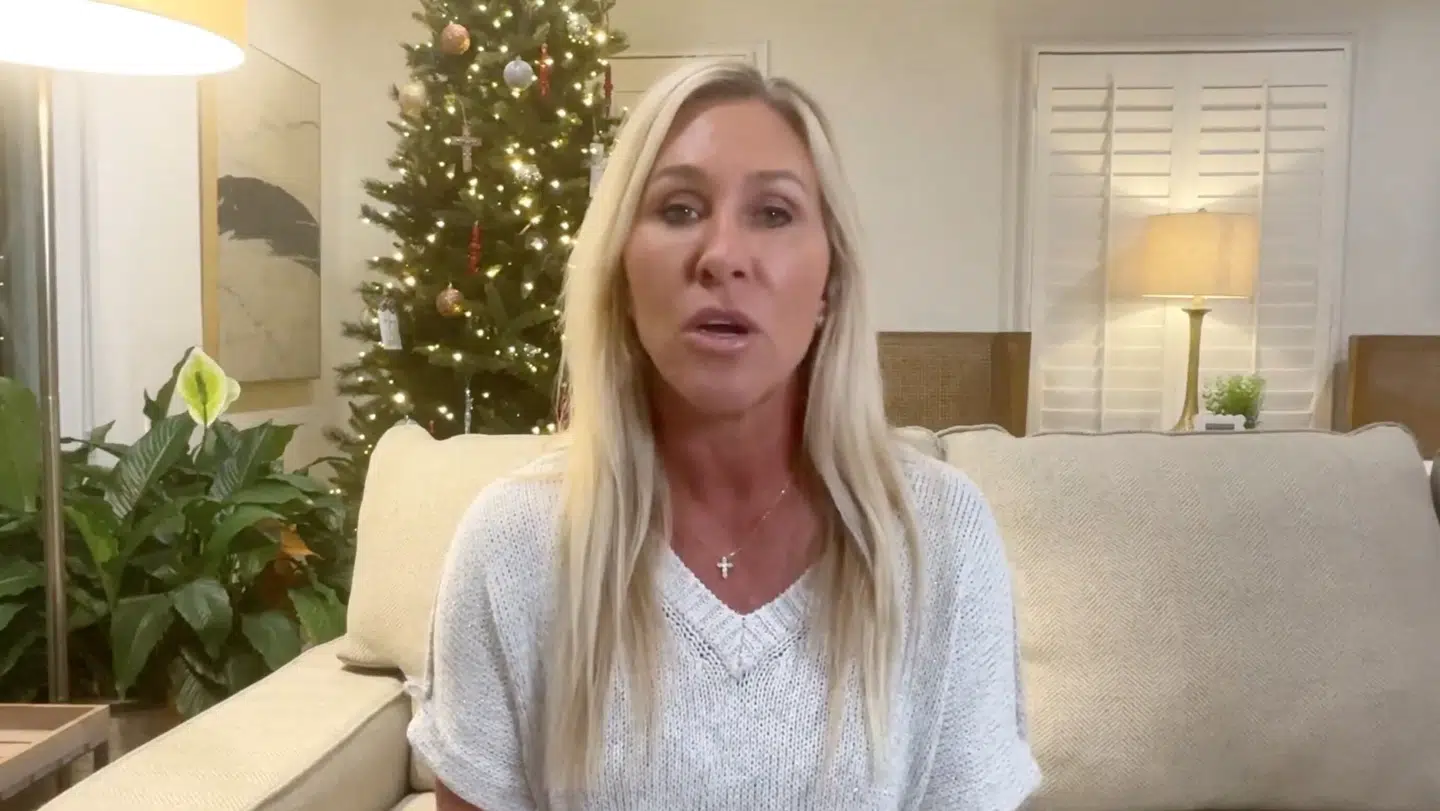 Det var i en video fra sit hjem, at Marjorie Taylor Greene trak sit mandat fra Kongressen.