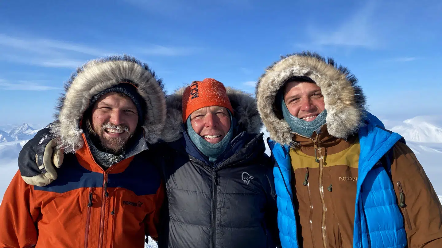 Emil og Alfred Midé Erichsen sammen med far Mikkel Beha i 'Den sidste breddegrad'.