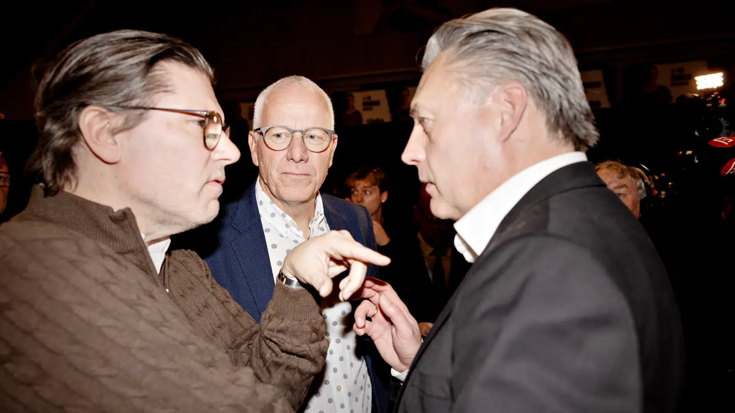 KV25: Valgcafé i Roficentret i Ringkøbing i Ringkøbing-Skjern Kommune tirsdag d. 18. november 2025. Danmarksdemokraternes borgmesterkandidat Mads Fuglede og Kristendemokraternes borgmesterkandidat Kristian Andersen forhandler med Det Konservative Folkepartis Lennart Qvist. Den 18. november afholdes der kommunal- og regionalvalg i Danmark. (Foto: Astrid Dalum/Scanpix 2025)