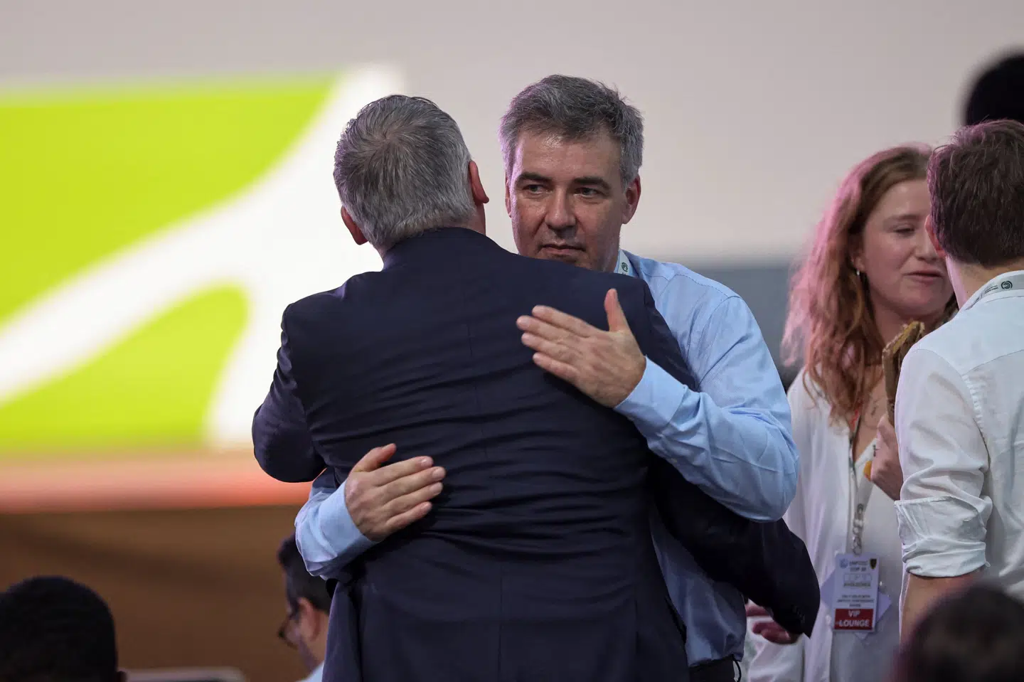 Lars Aagaard deler kram ud, efter at COP30's aftale er vedtaget.